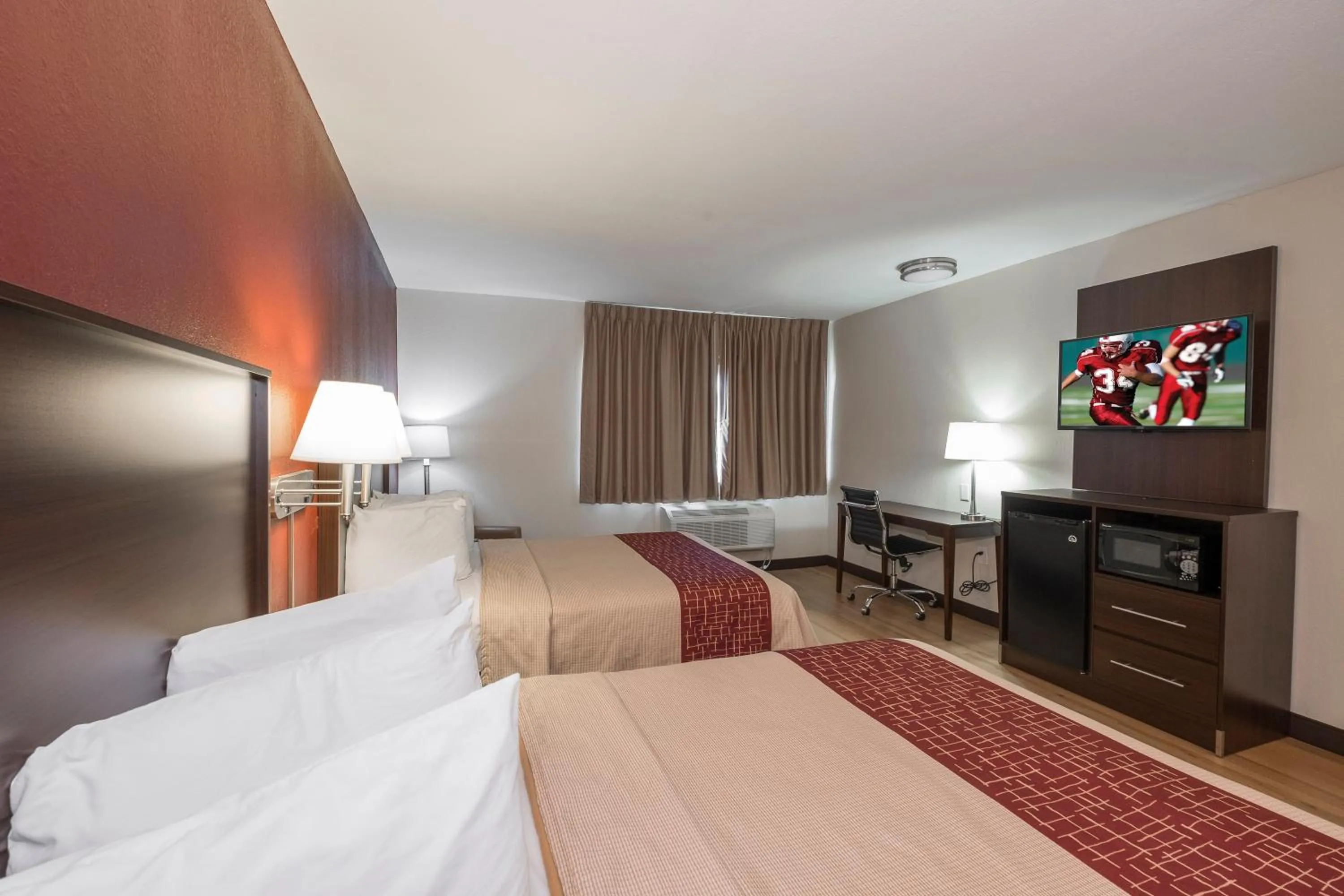 Photo of the whole room, Bed in Red Roof Inn PLUS+ Poughkeepsie