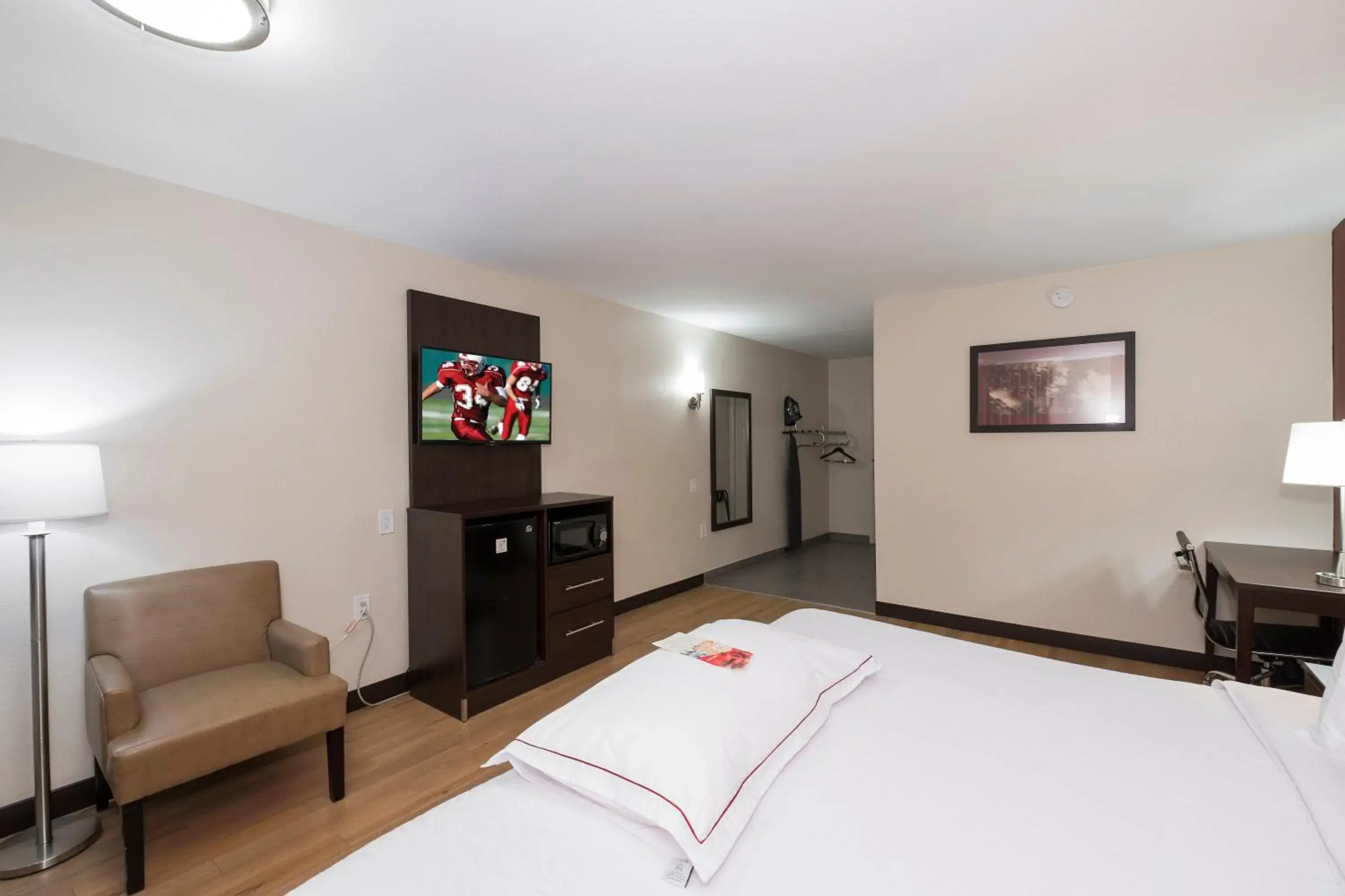 Photo of the whole room, Bed in Red Roof Inn PLUS+ Poughkeepsie Photo of the whole room, Bed in Red Roof Inn PLUS+ Poughkeepsie