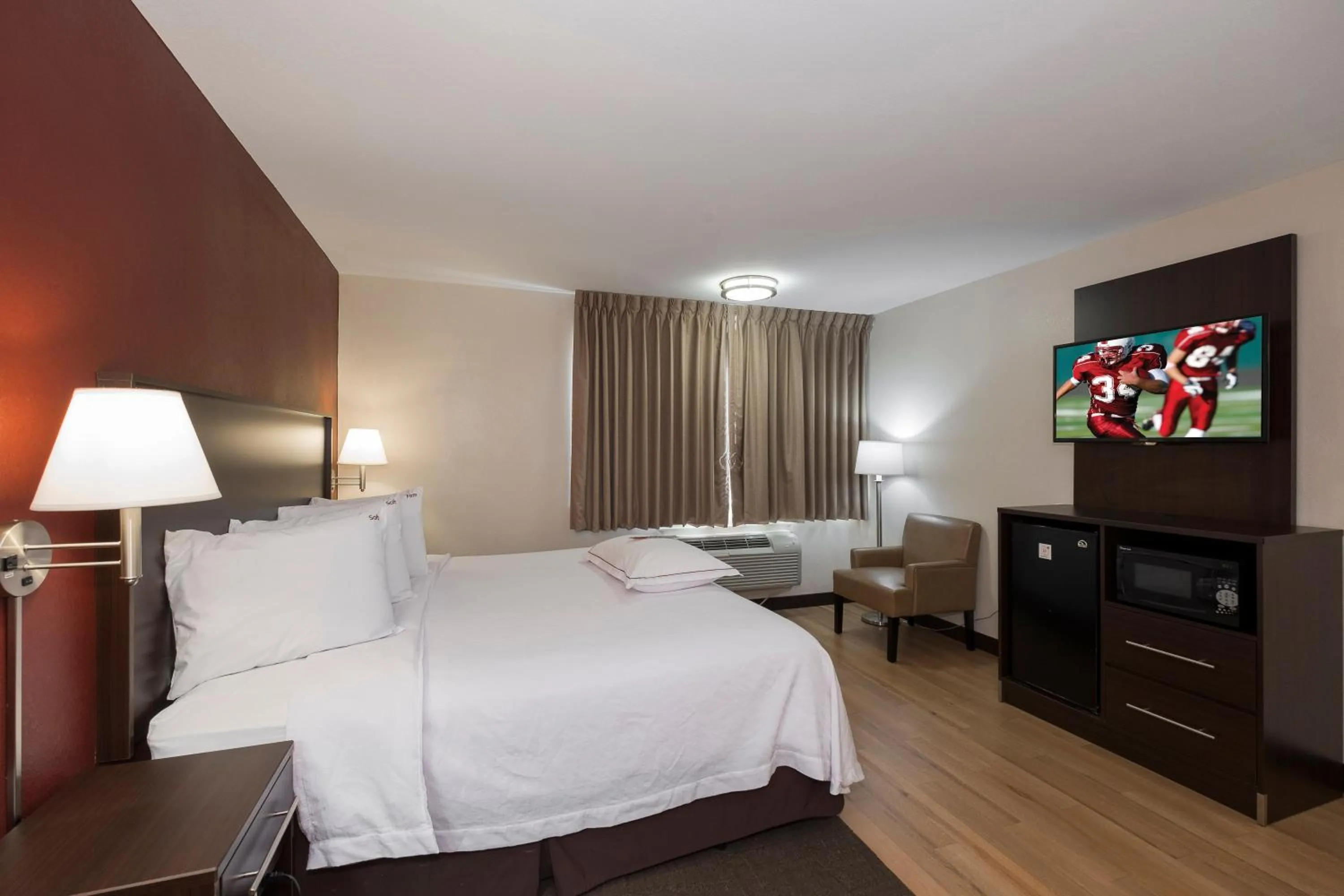 Photo of the whole room, Bed in Red Roof Inn PLUS+ Poughkeepsie