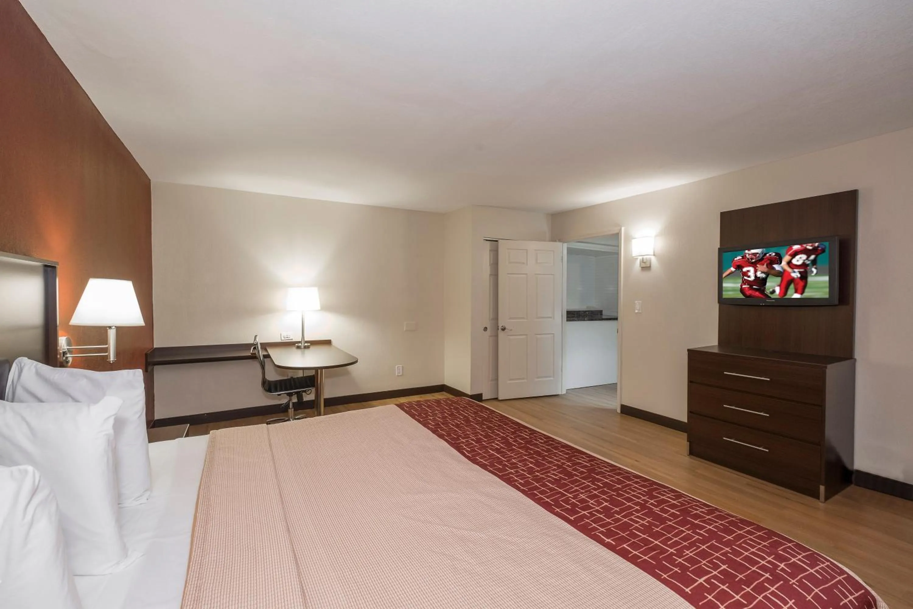 Photo of the whole room, Bed in Red Roof Inn PLUS+ Poughkeepsie