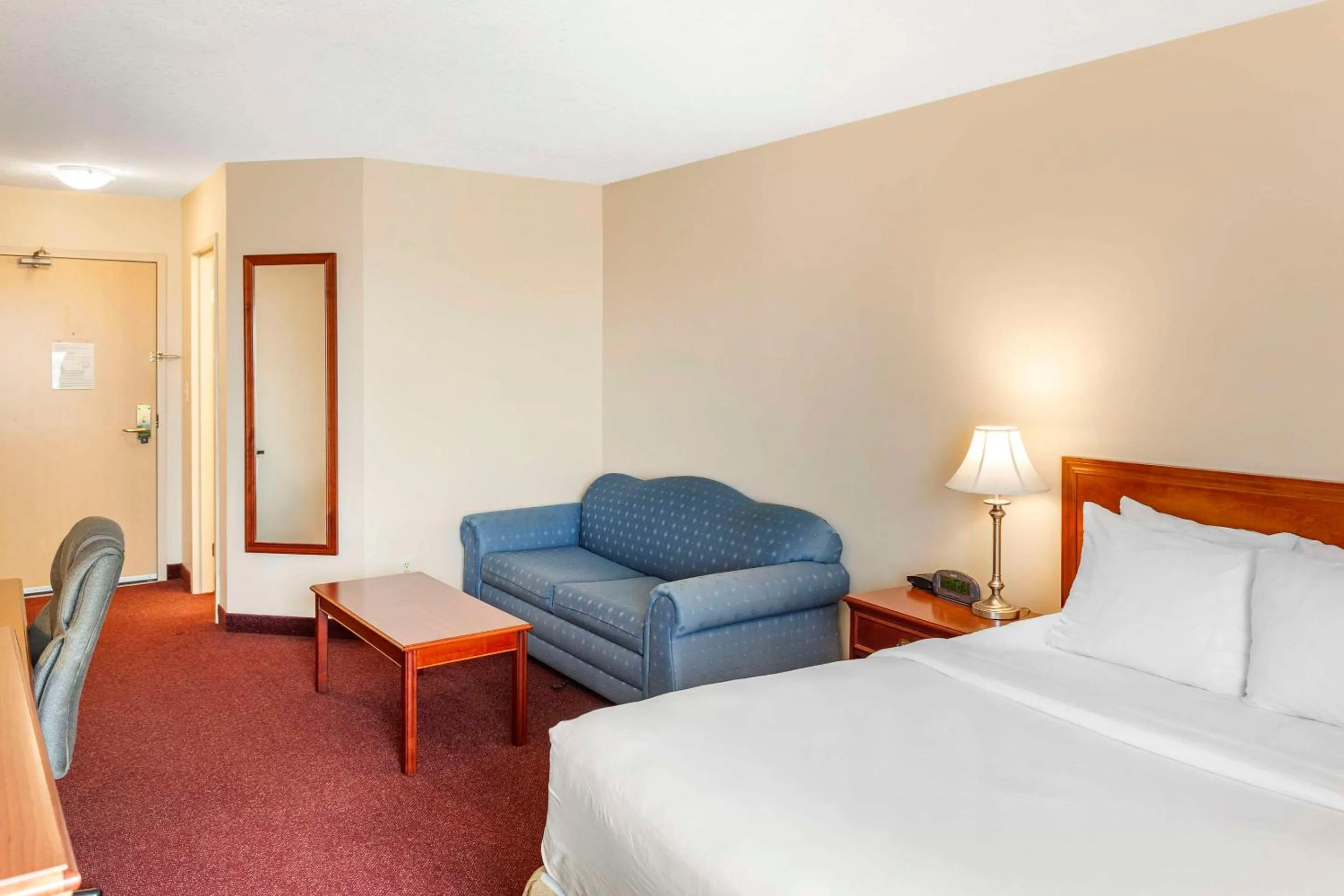 Bedroom, Bed in Quality Inn & Suites Edmonton International Airport
