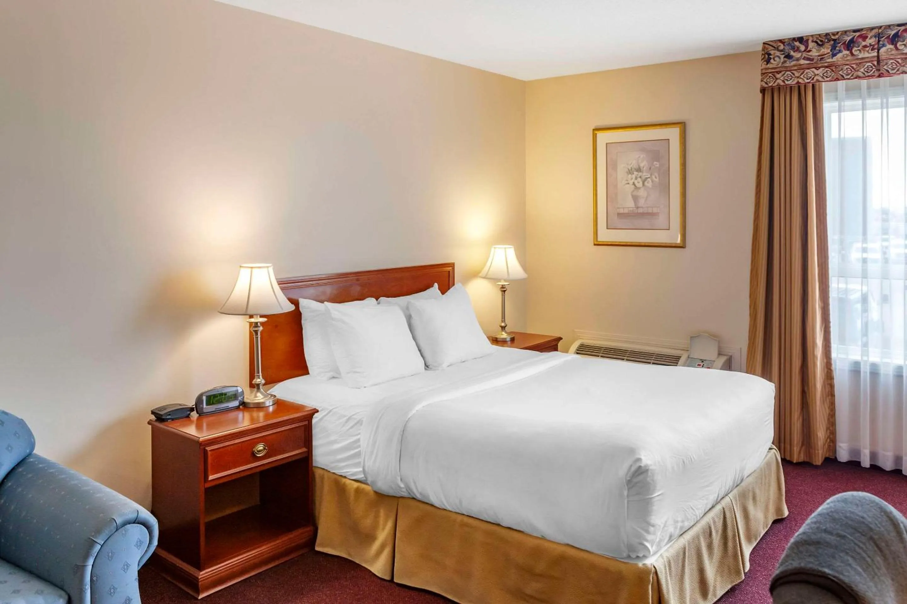 Bedroom, Bed in Quality Inn & Suites Edmonton International Airport