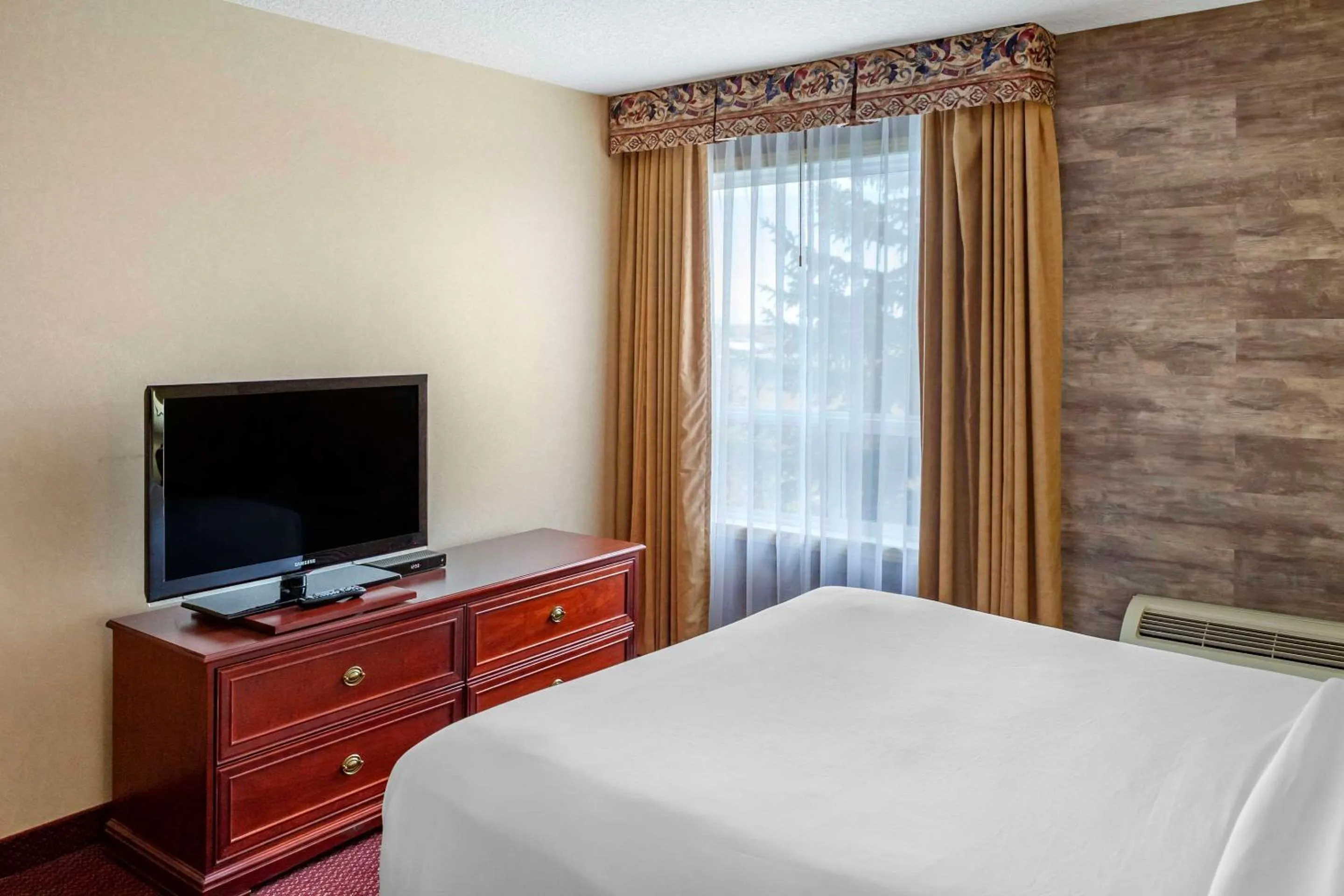 Bedroom, Bed in Quality Inn & Suites Edmonton International Airport
