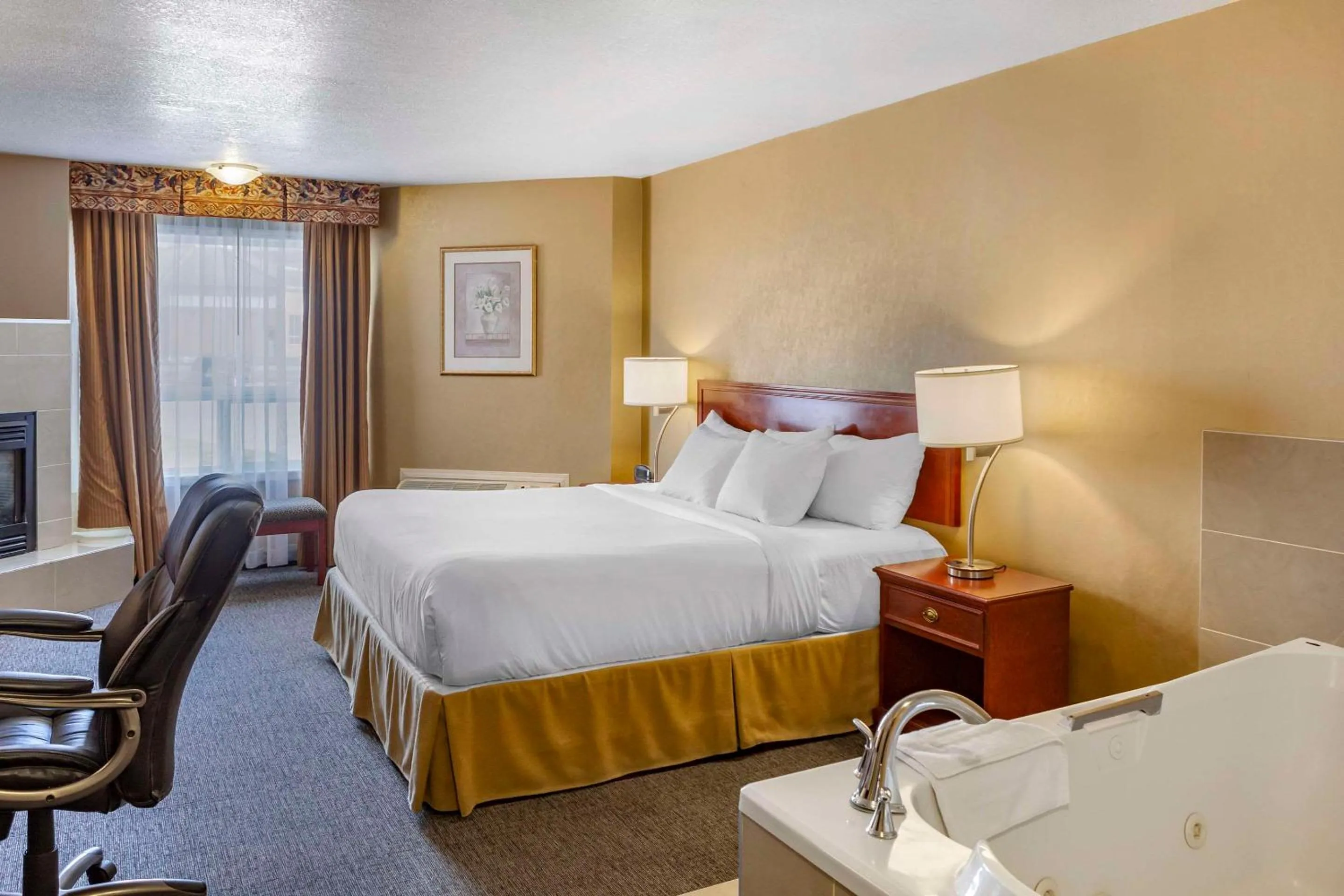 Bedroom, Bed in Quality Inn & Suites Edmonton International Airport