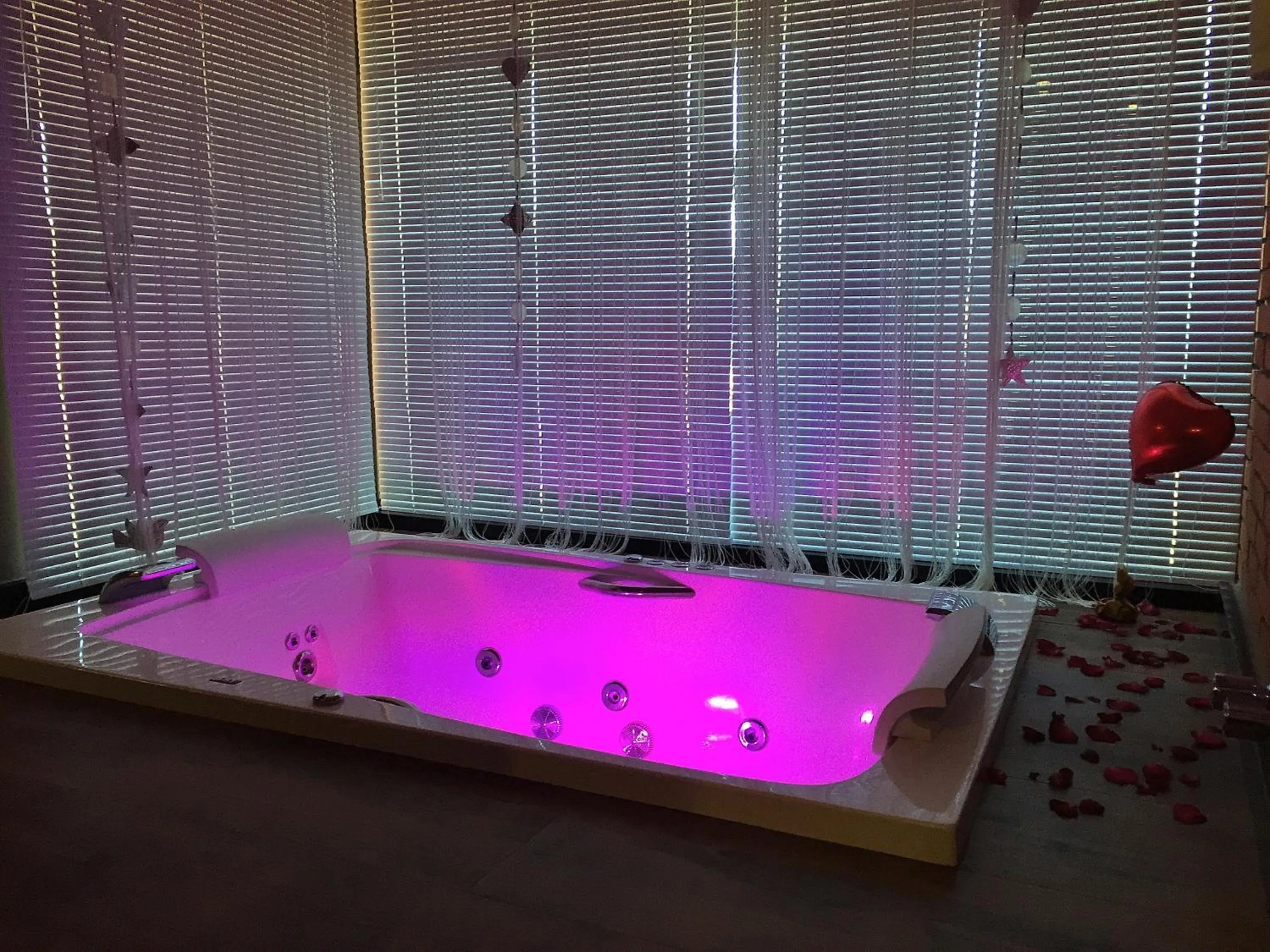 Bathroom in Tenondé Park Hotel