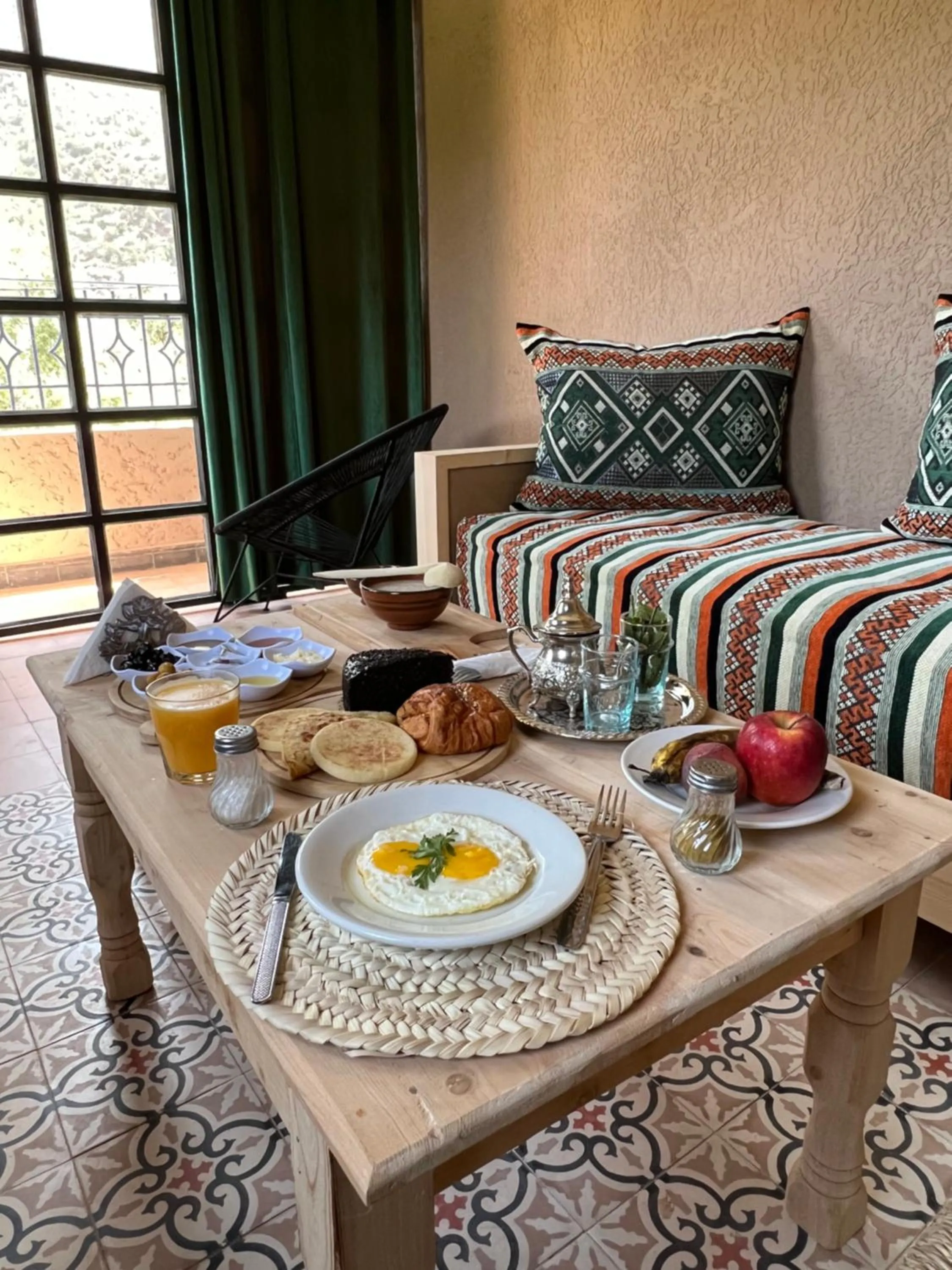 Breakfast in Tazart Lodge