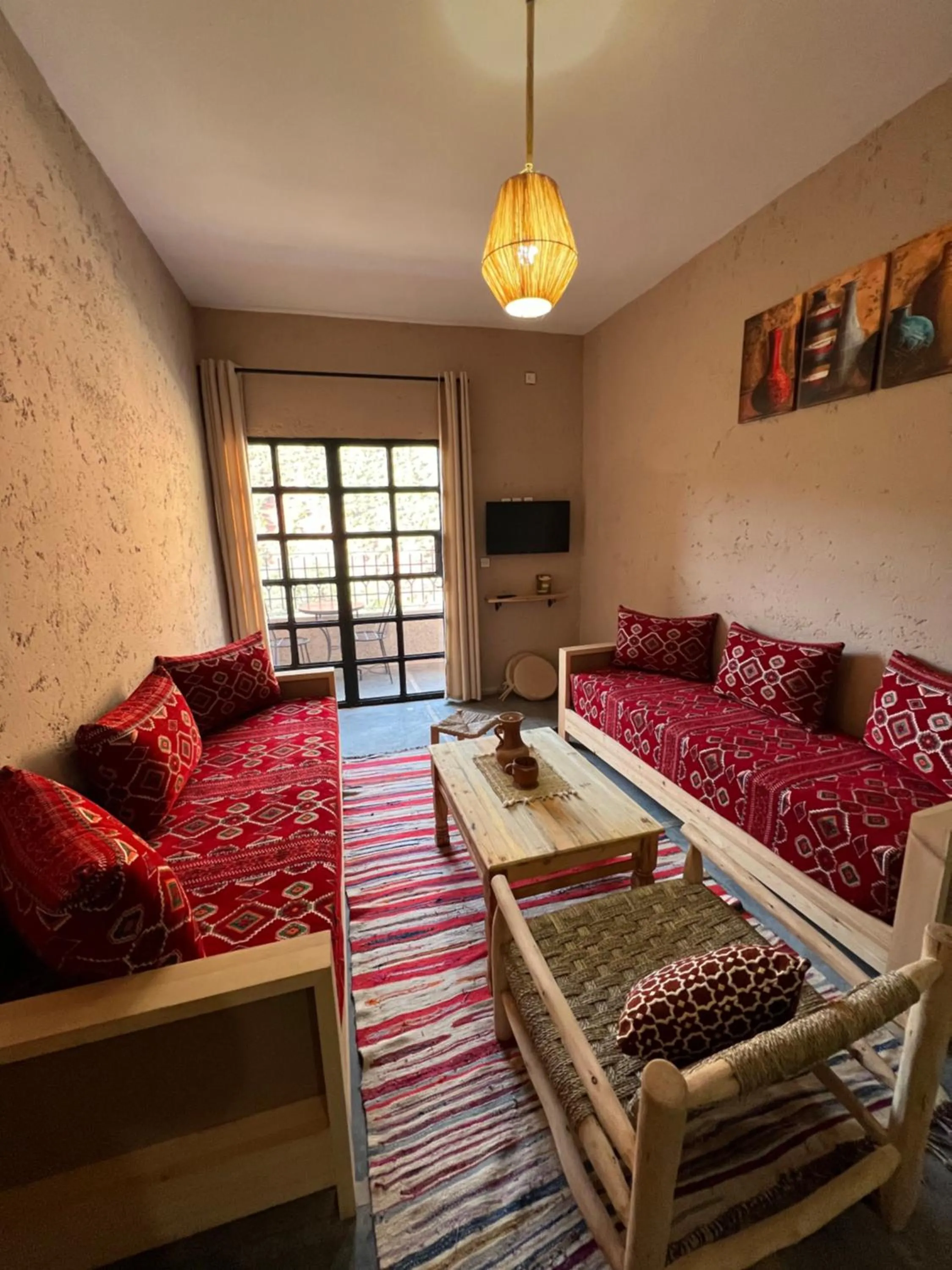 Communal lounge/ TV room, Bed in Tazart Lodge