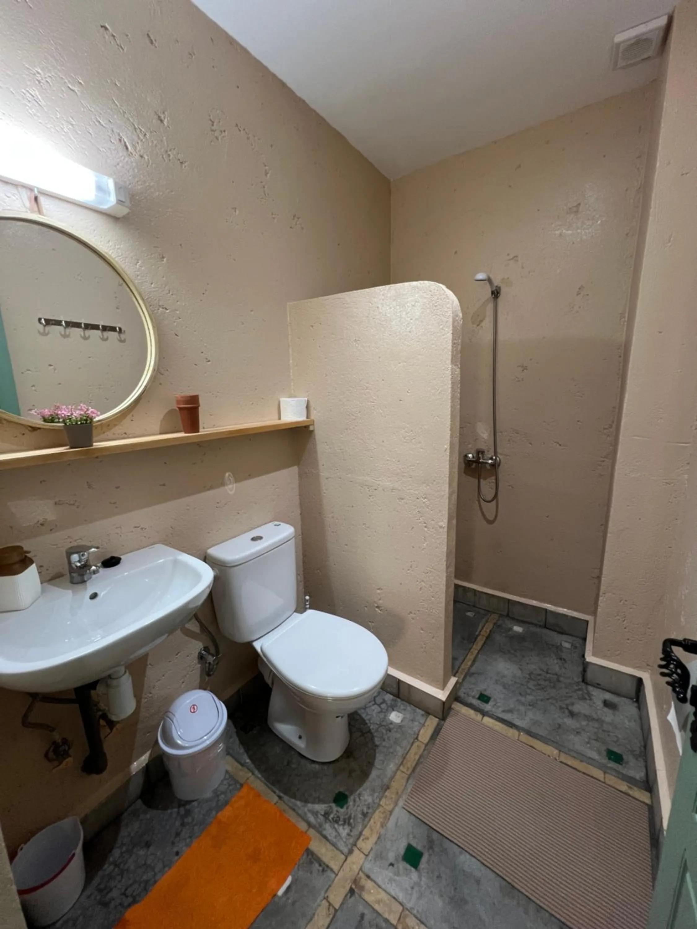 Shower in Tazart Lodge