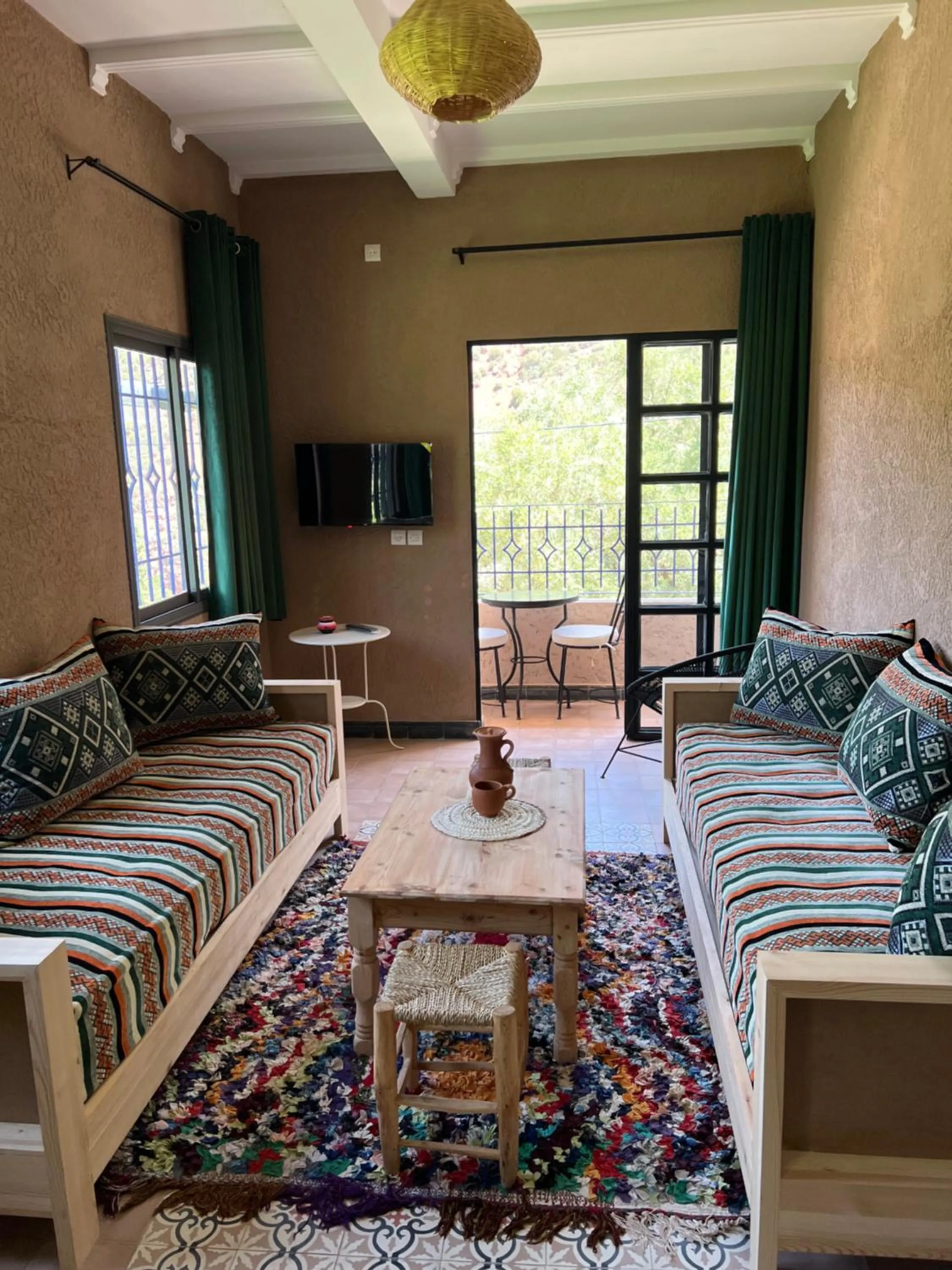 Communal lounge/ TV room in Tazart Lodge