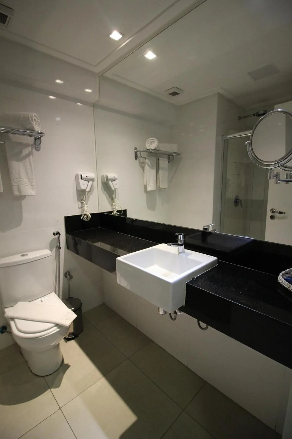 Bathroom in Hotel Beaga Convention Expominas by MHB