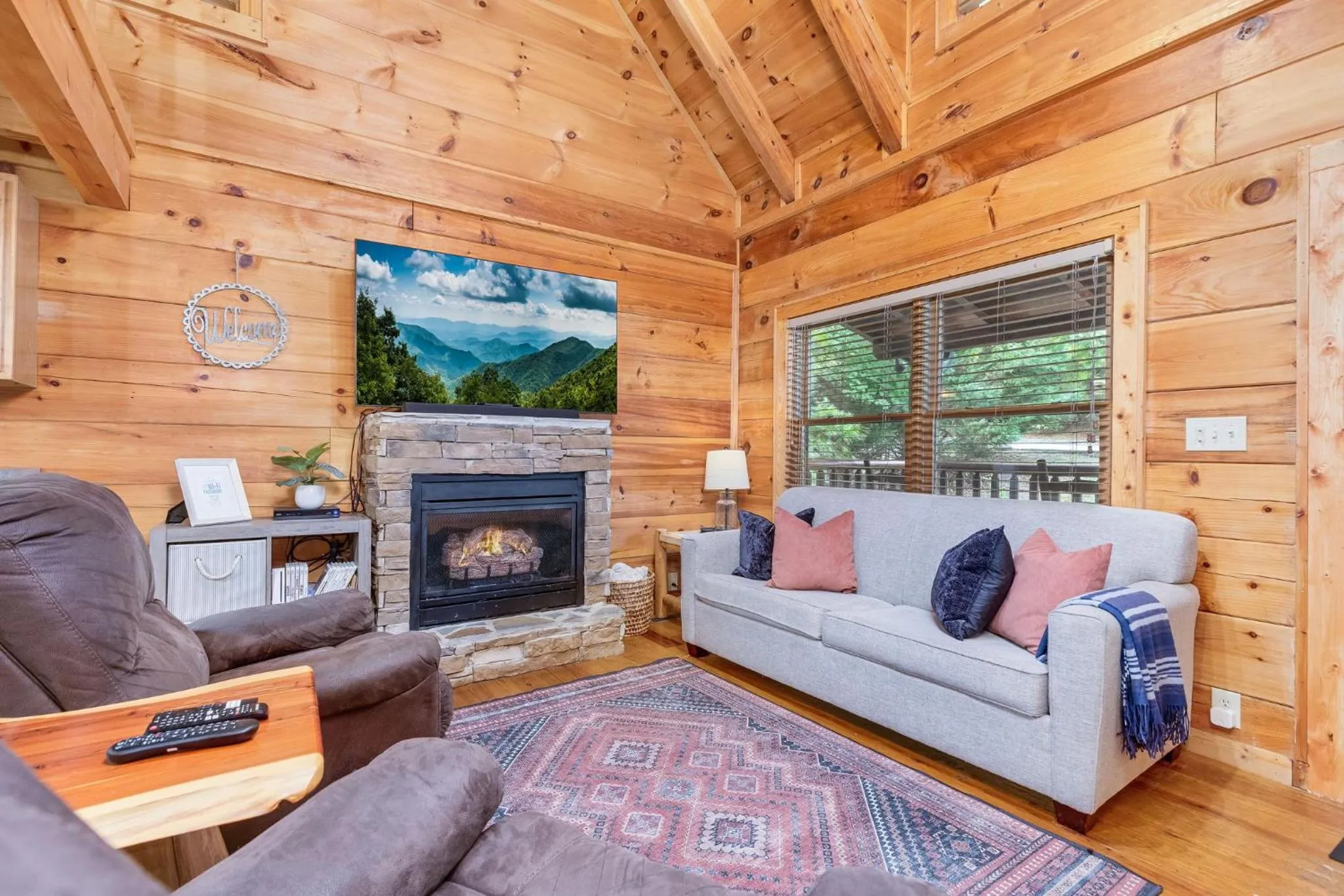 Elegant & Cozy Cabin Near Pigeon Forge