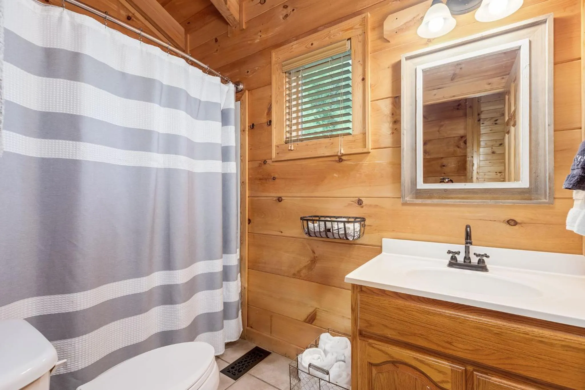 Bathroom in Elegant & Cozy Cabin Near Pigeon Forge