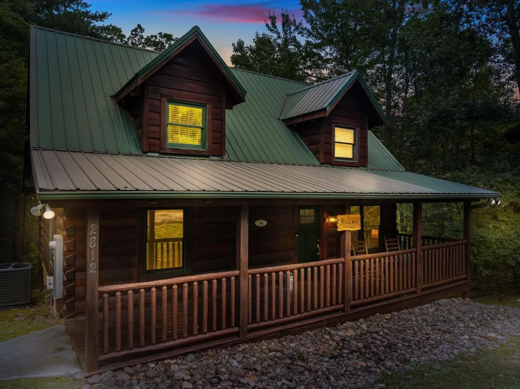 Elegant & Cozy Cabin Near Pigeon Forge Elegant & Cozy Cabin Near Pigeon Forge