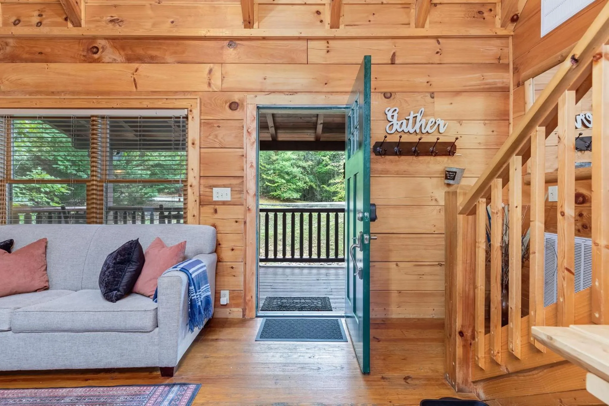 Living room in Elegant & Cozy Cabin Near Pigeon Forge