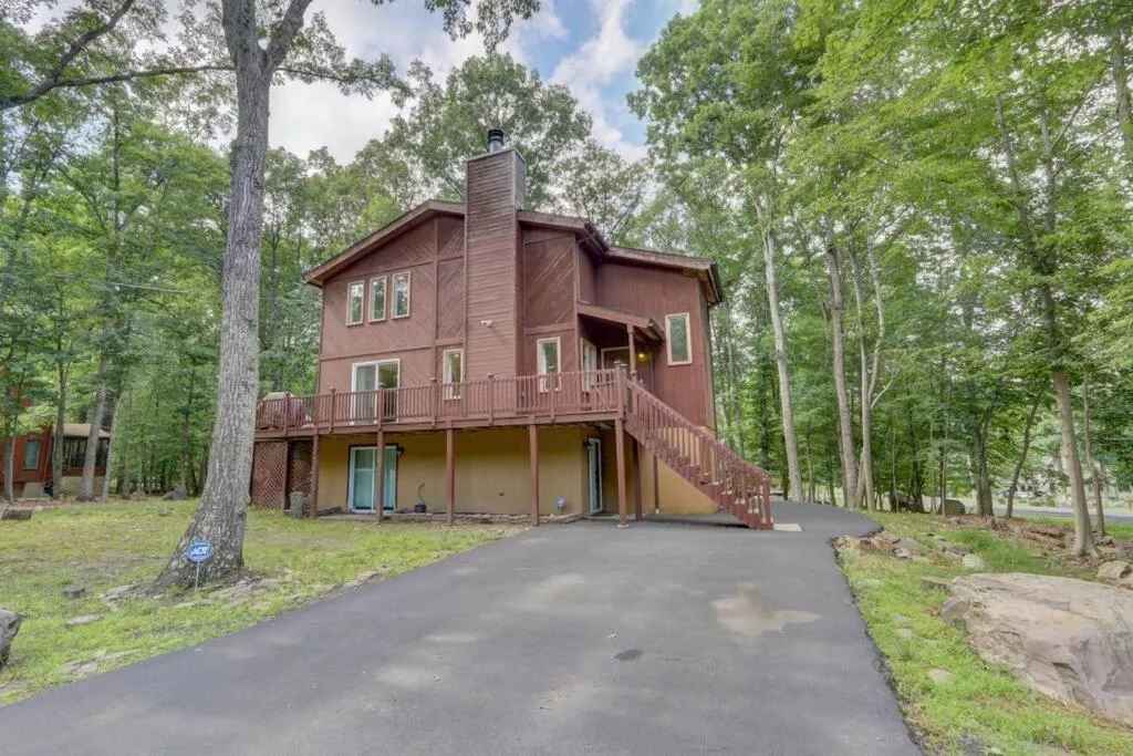 Property building in Cozy Chalet Game Rm and Fireplace