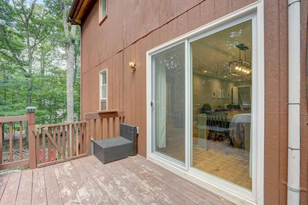 Balcony/Terrace in Cozy Chalet Game Rm and Fireplace