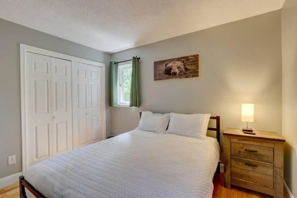 Bedroom, Bed in Cozy Chalet Game Rm and Fireplace