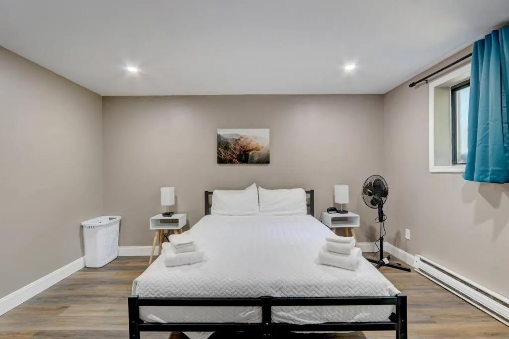 Bedroom, Bed in Cozy Chalet Game Rm and Fireplace