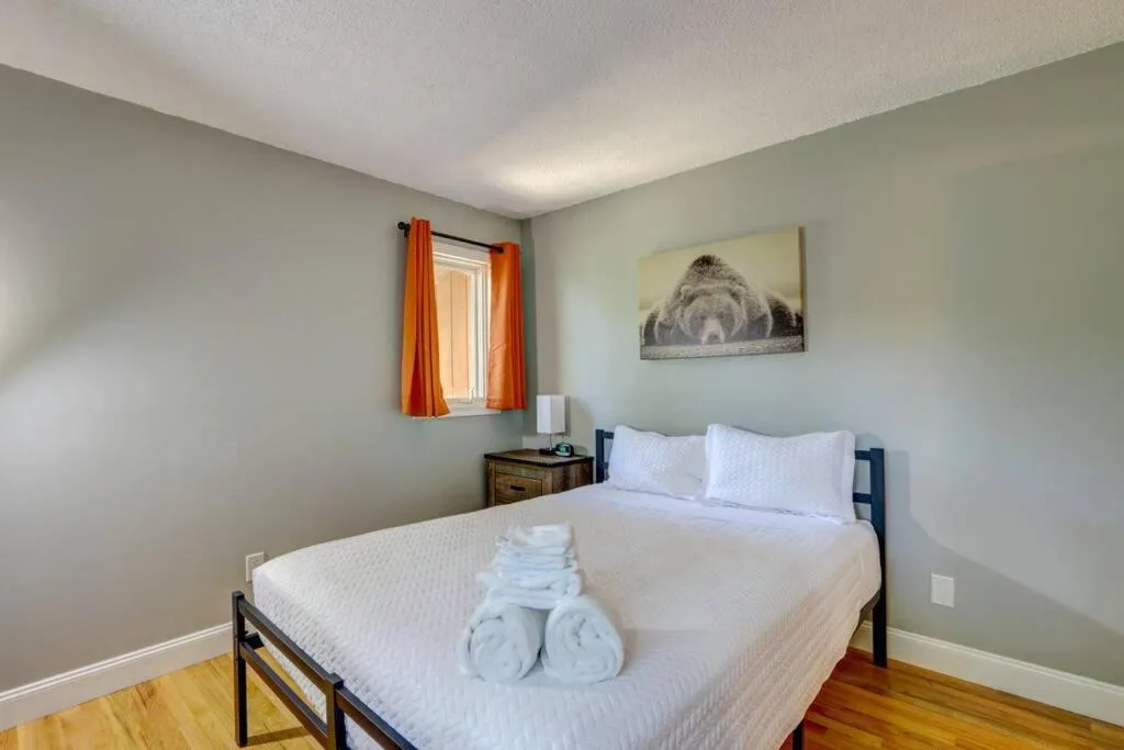 Bedroom, Bed in Cozy Chalet Game Rm and Fireplace