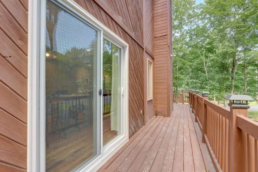 Balcony/Terrace in Cozy Chalet Game Rm and Fireplace