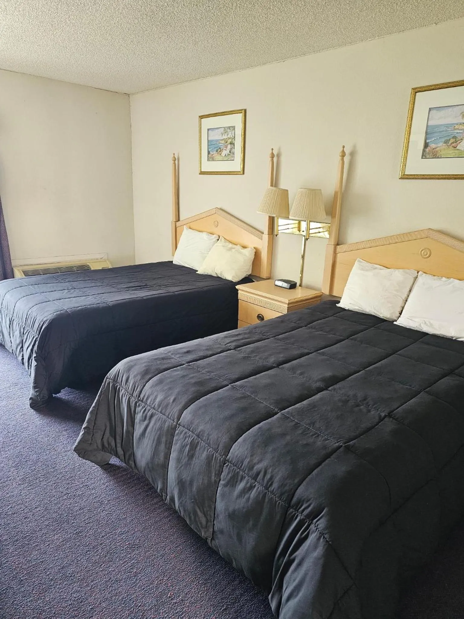 Bed in The Hastings Inn Parsons