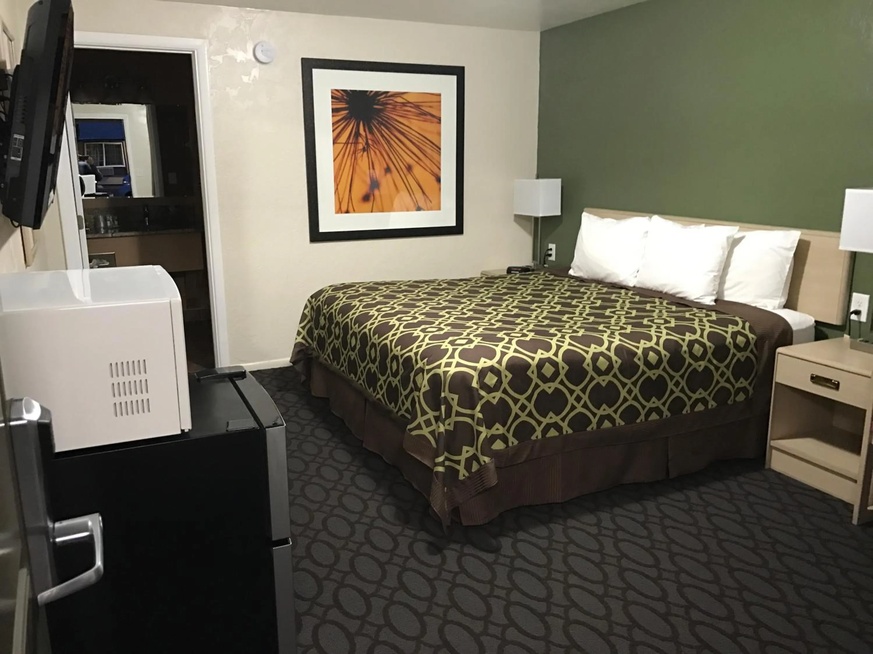 Living room, Bed in Downtown Inn