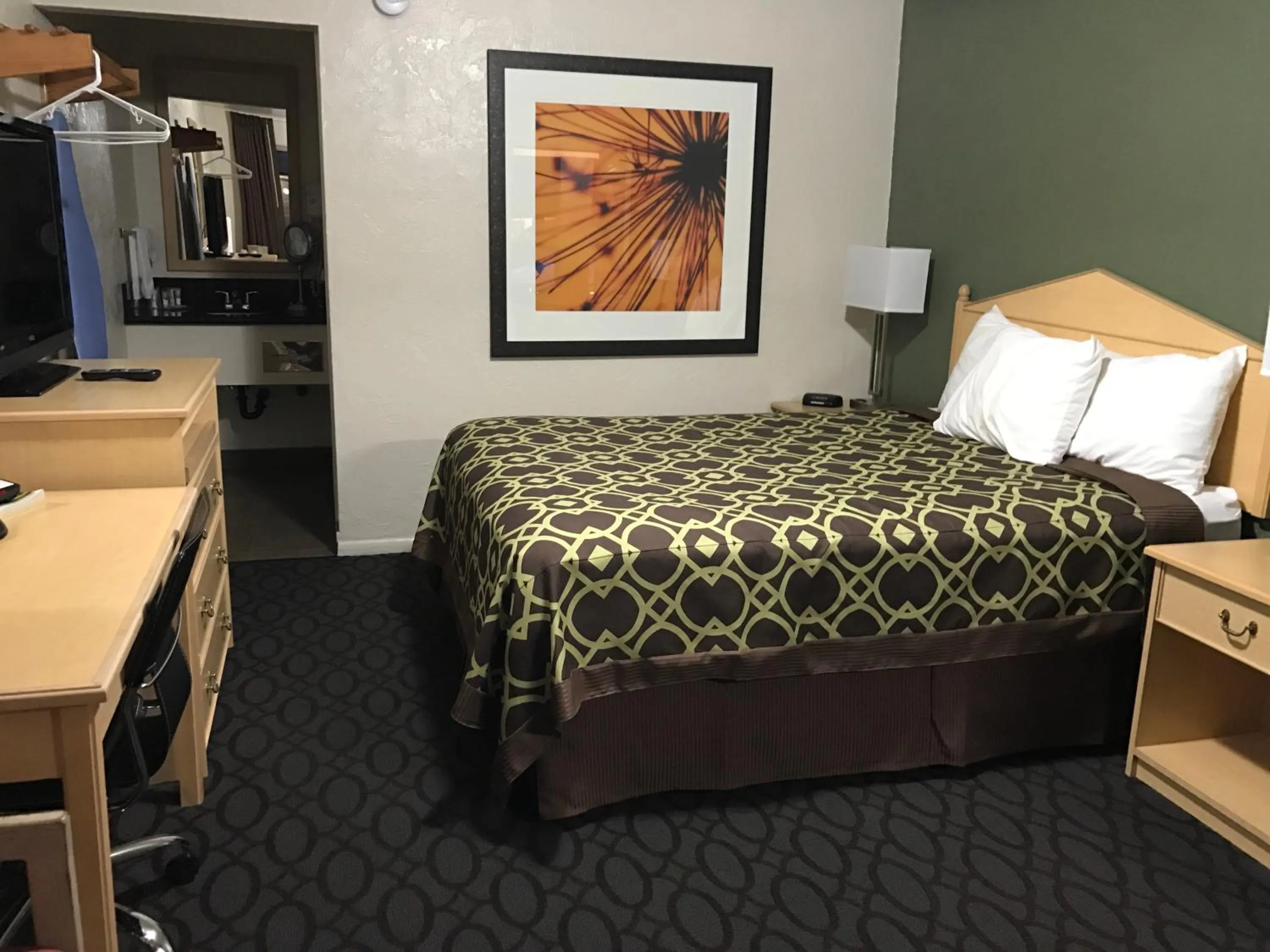 Living room, Bed in Downtown Inn