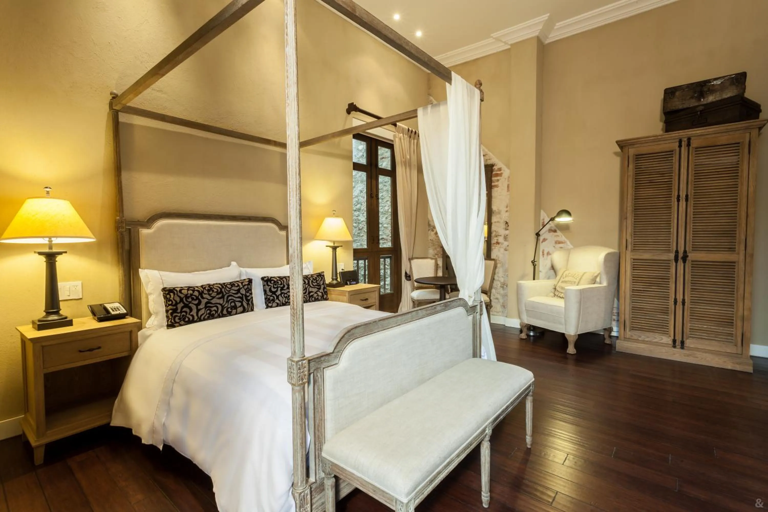 Property building, Bed in Bastión Luxury Hotel