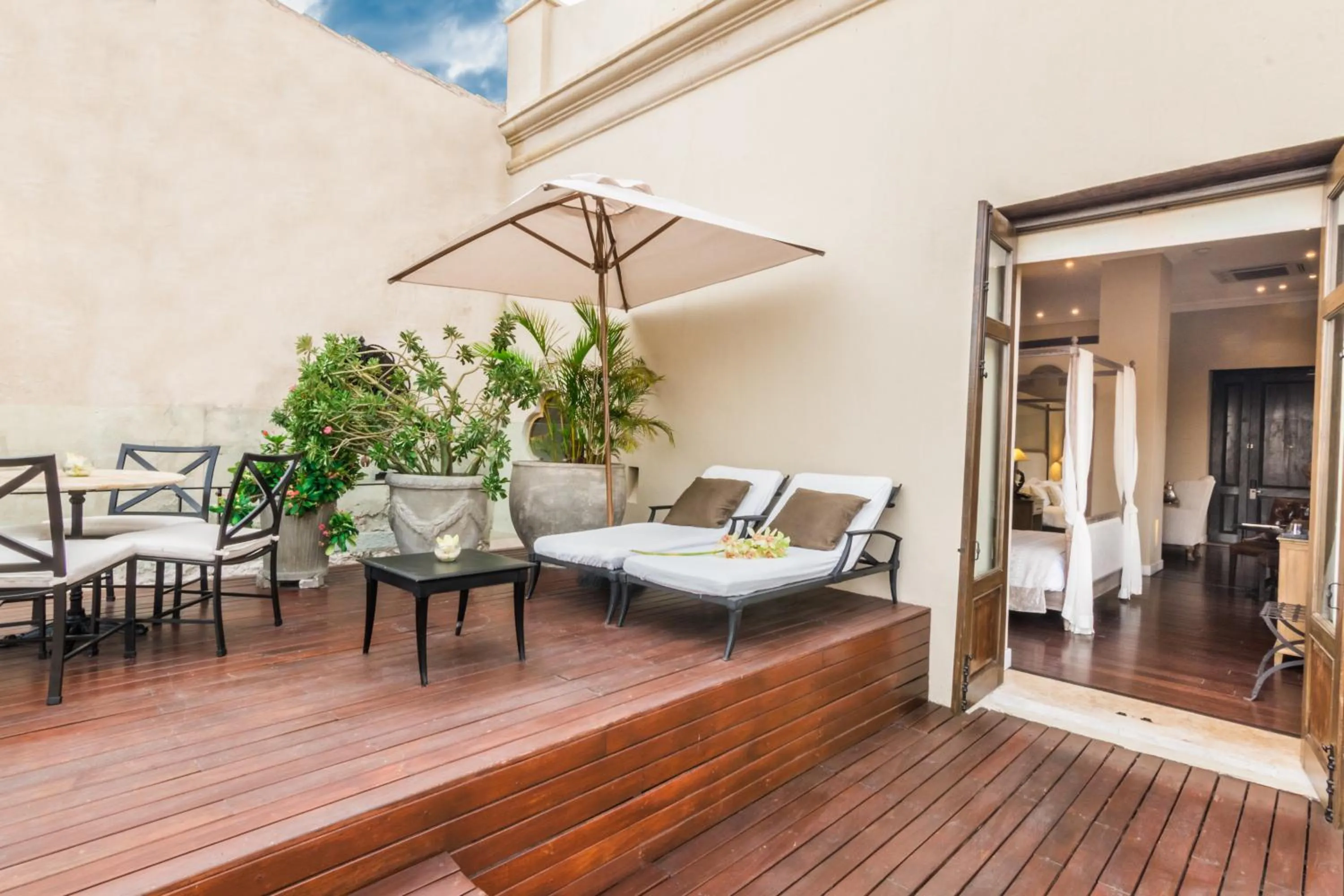 Patio in Bastión Luxury Hotel