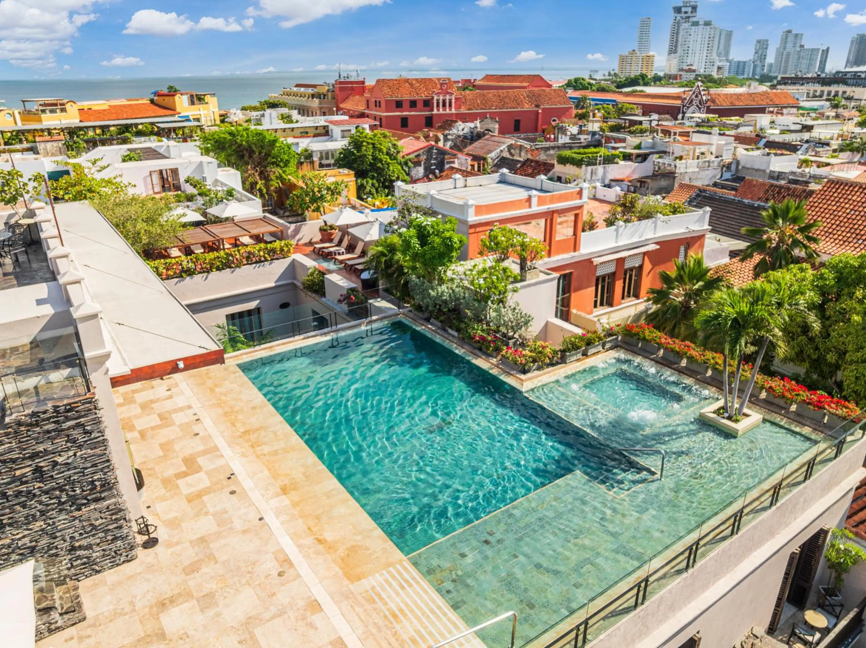 Swimming pool in Bastión Luxury Hotel