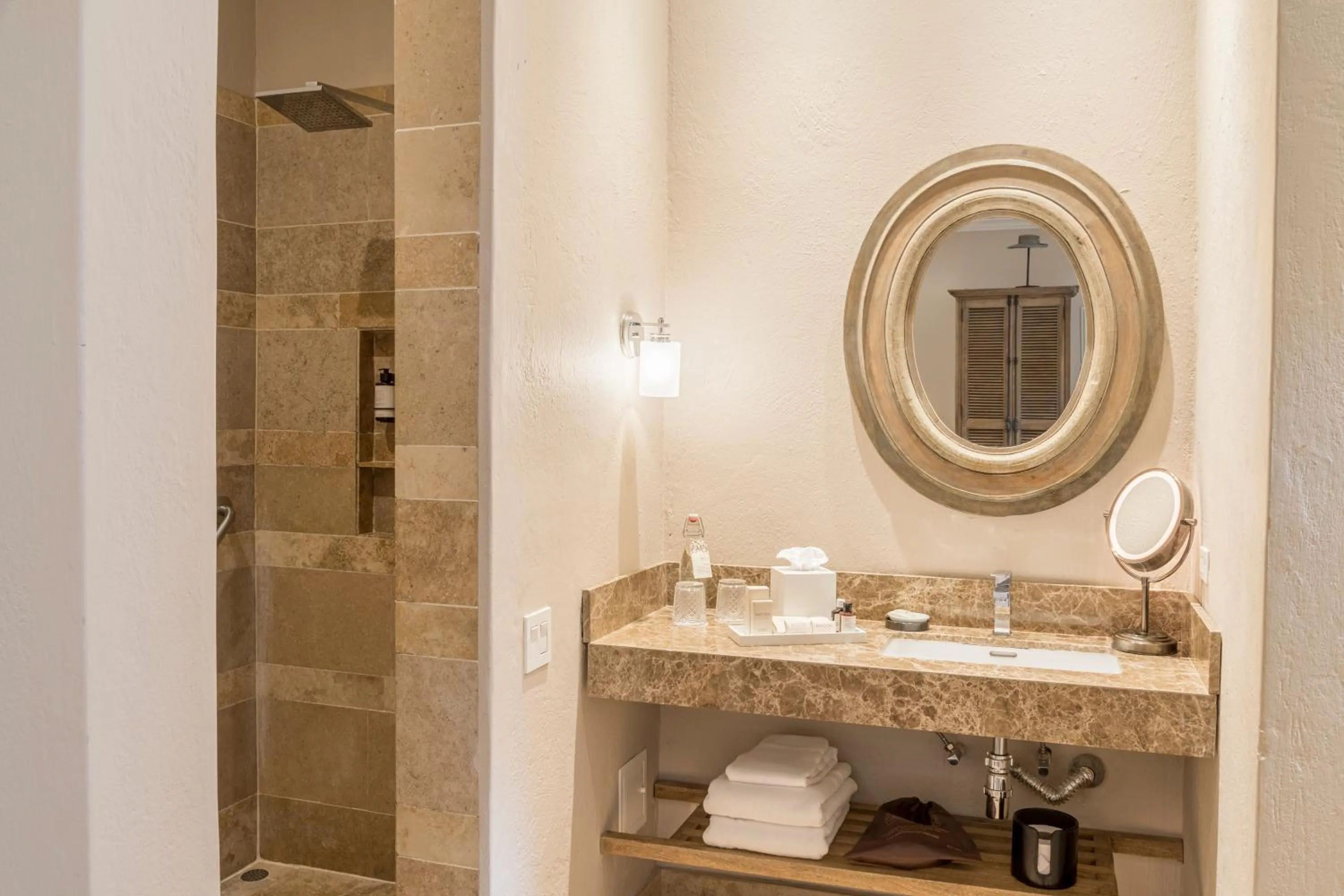 Shower in Bastión Luxury Hotel