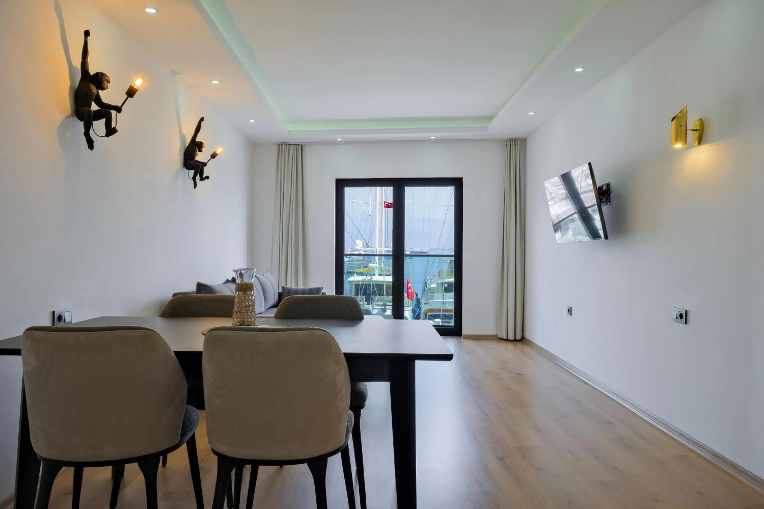 Dining area in Körfez Residence