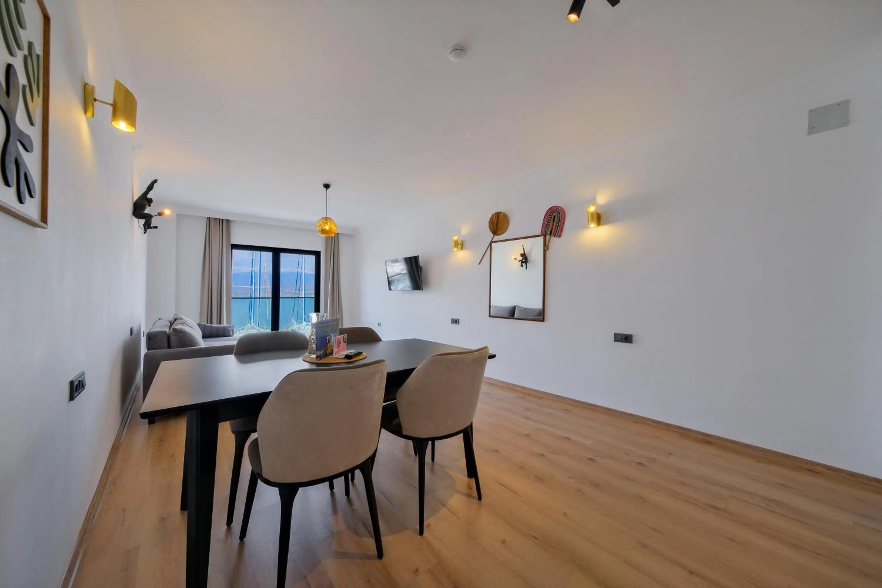 Dining area in Körfez Residence
