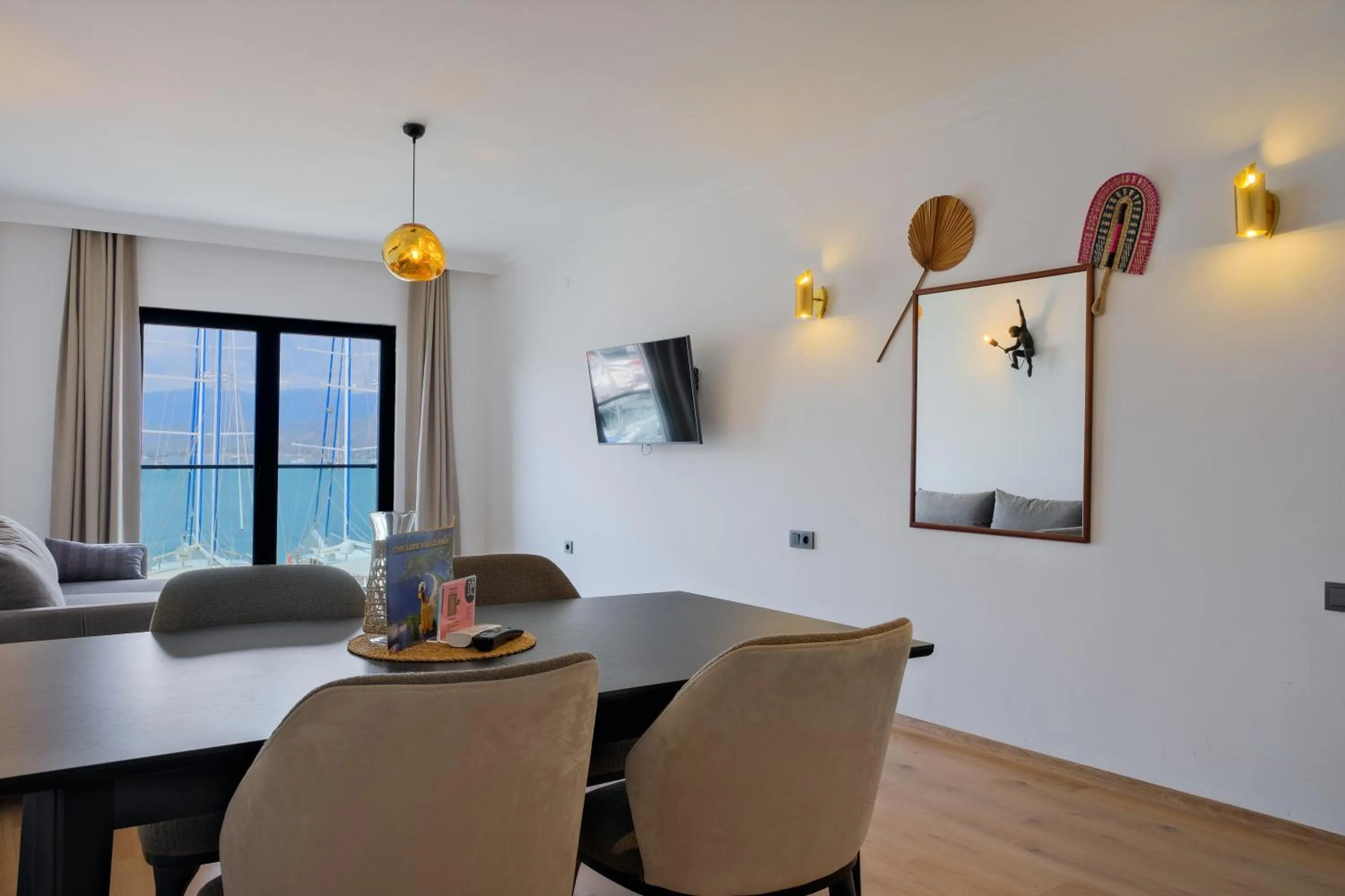 Dining area in Körfez Residence