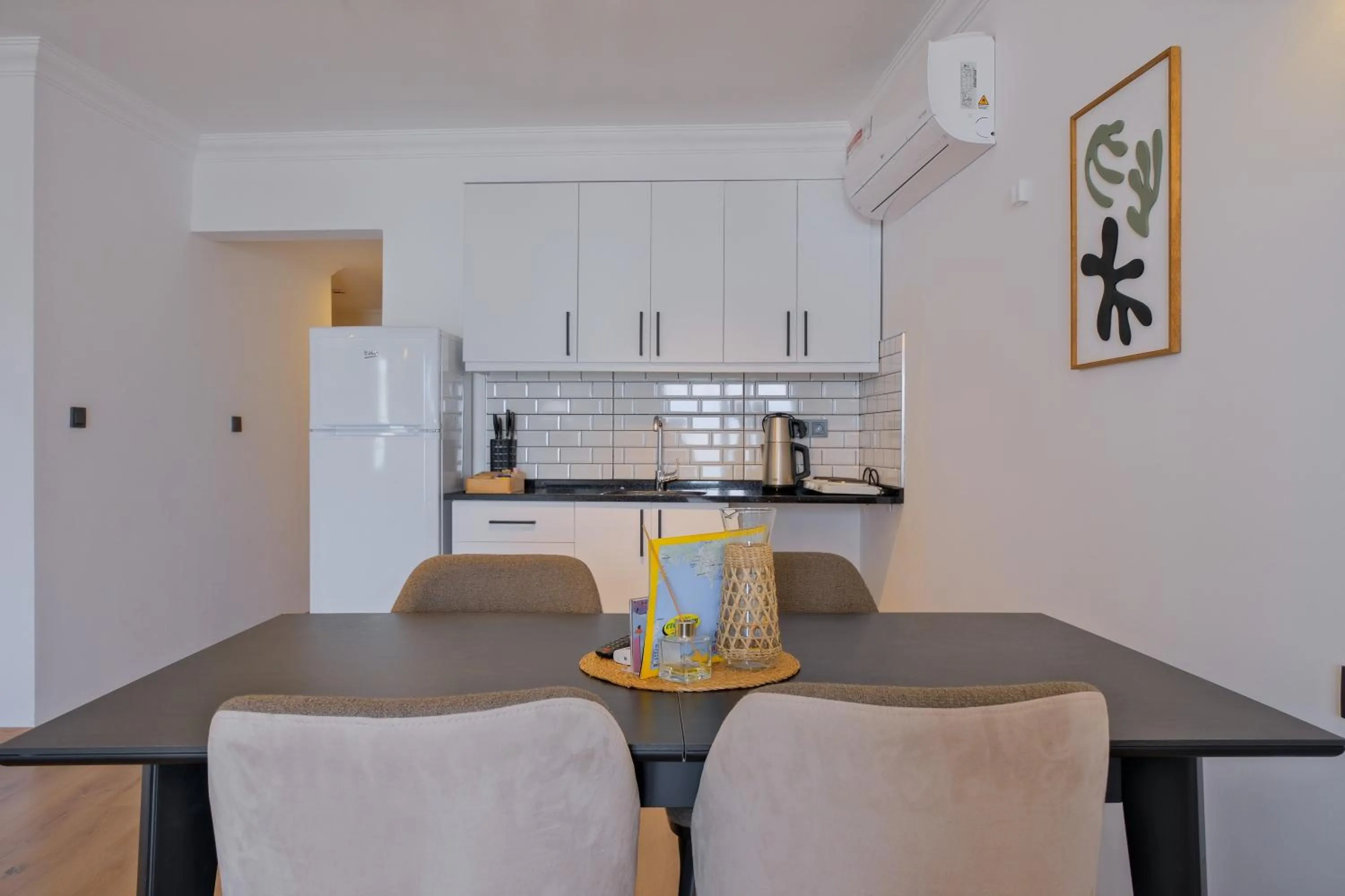 Dining area in Körfez Residence