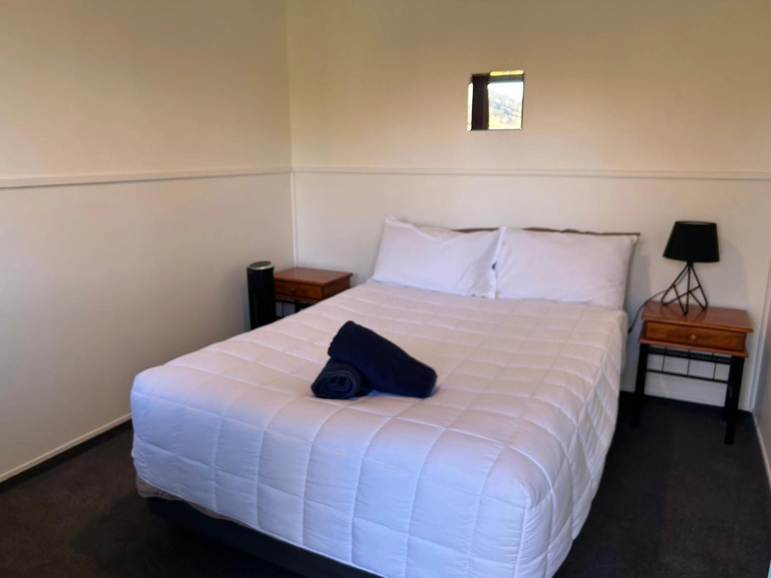 towels, Bed in Kiwi Park Motels