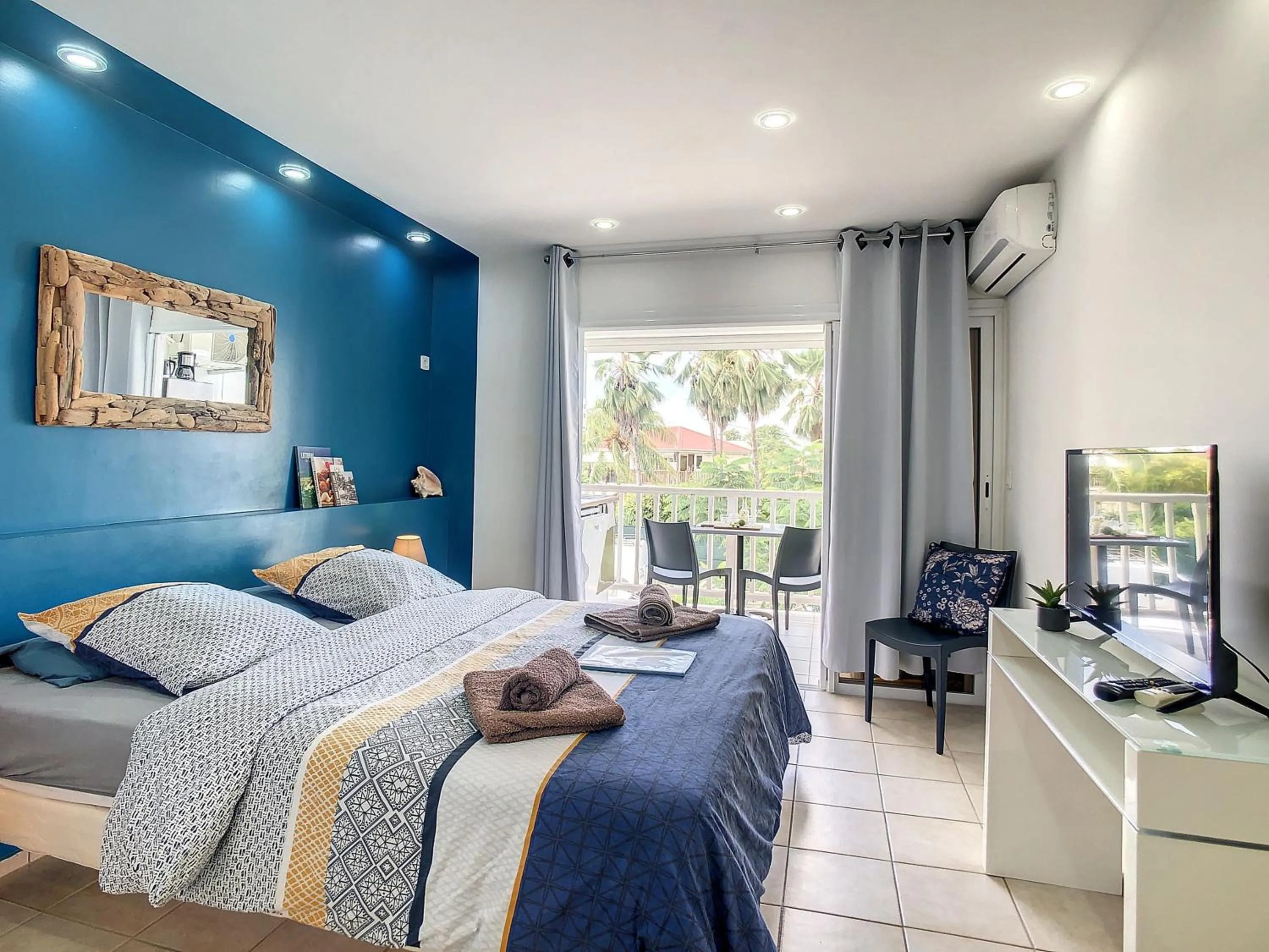 Bedroom, Bed in Studio Azur, résidence privée et piscines, citerne