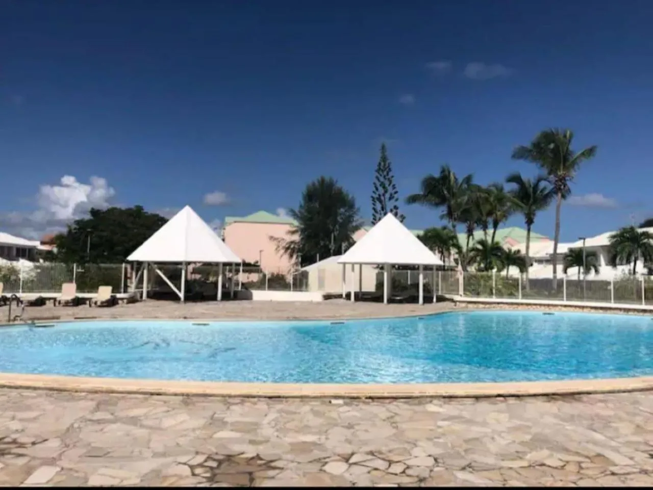 Swimming pool in Studio Azur, résidence privée et piscines, citerne