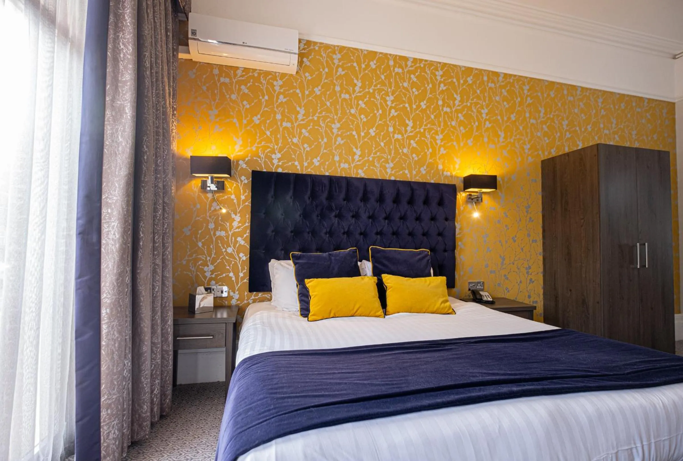 Bedroom, Bed in Durley Dean