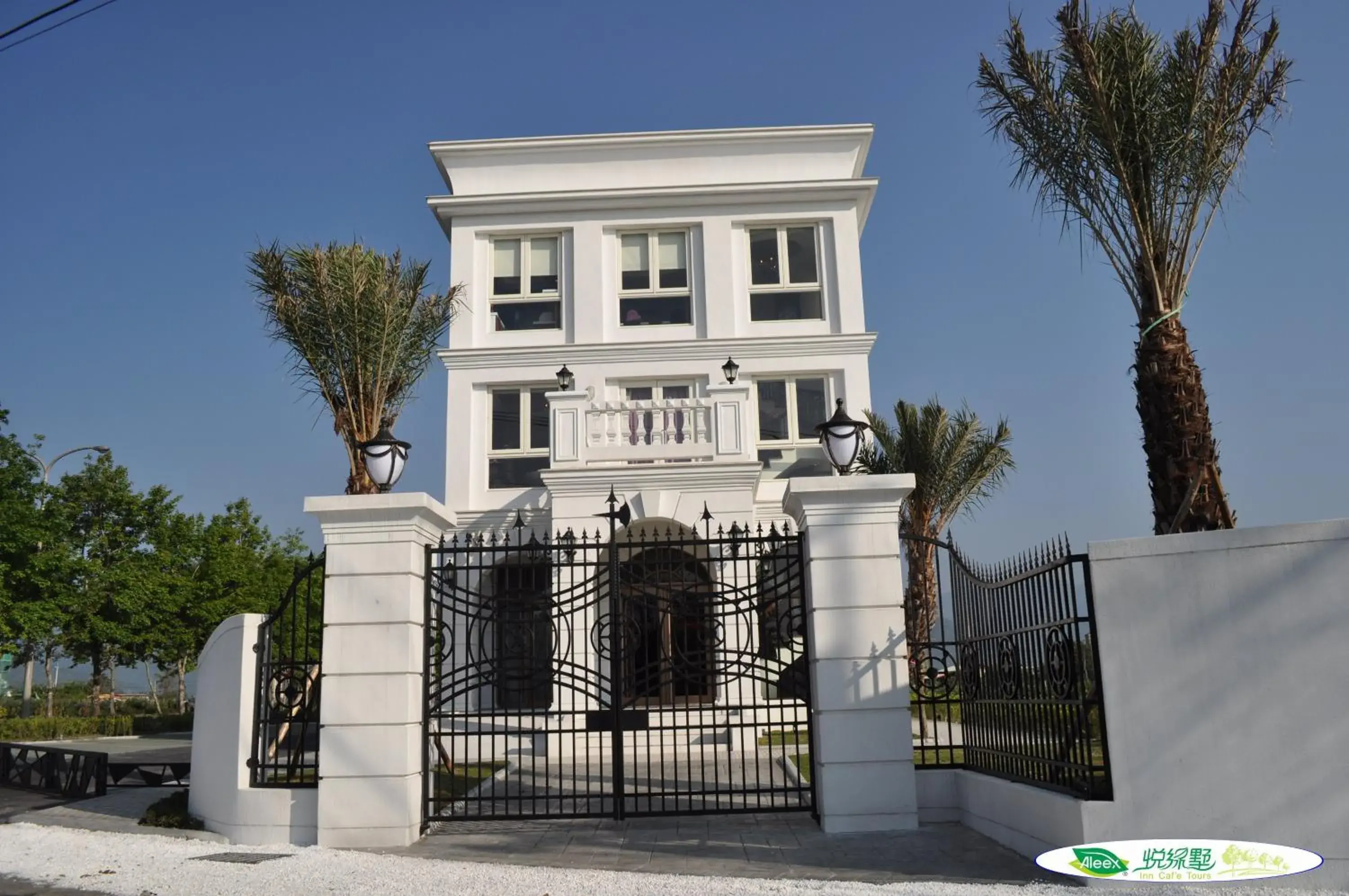 Facade/entrance in Aleex Villa Facade/entrance in Aleex Villa