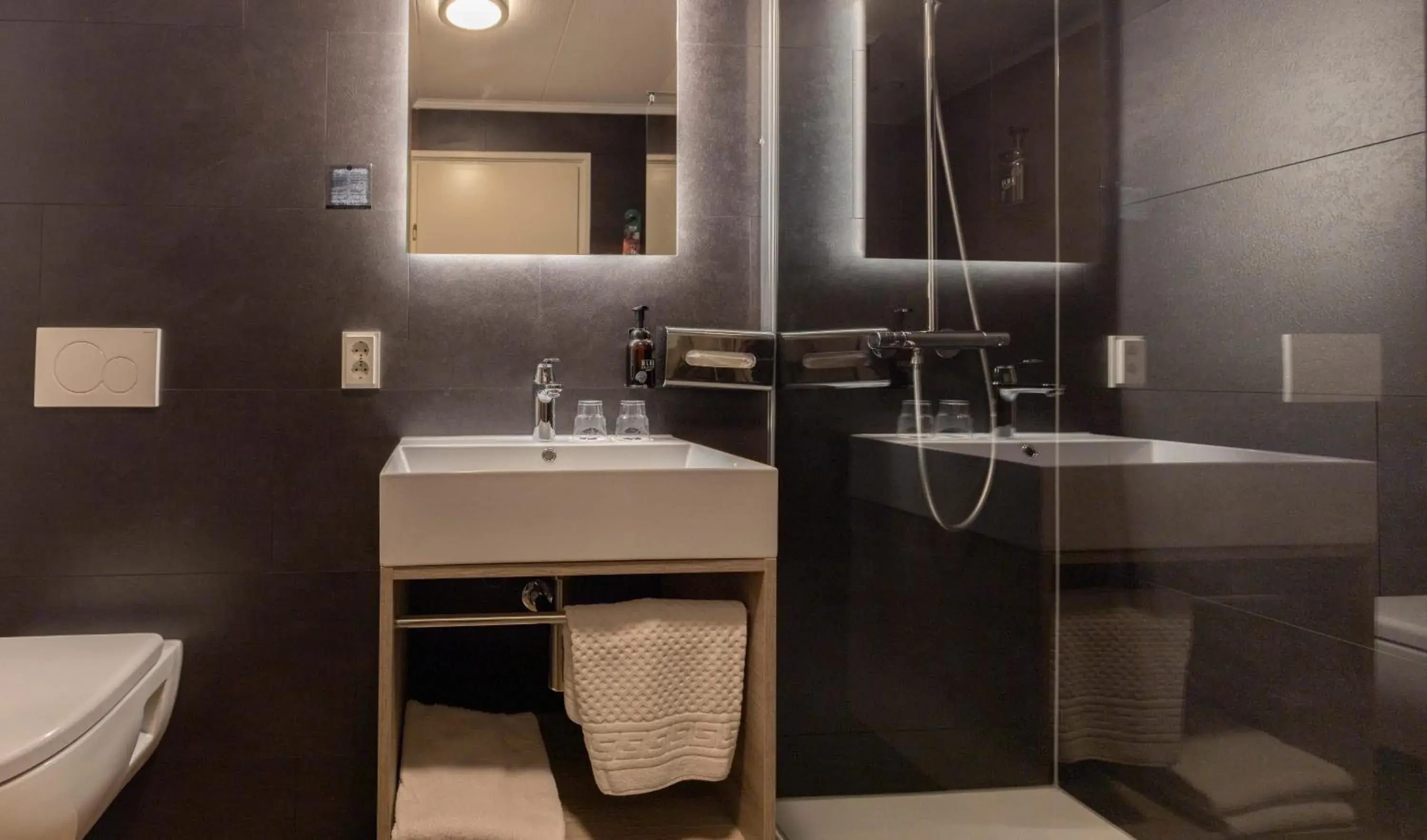 Bathroom in Fletcher Hotel-Restaurant Langewold Bathroom in Fletcher Hotel-Restaurant Langewold