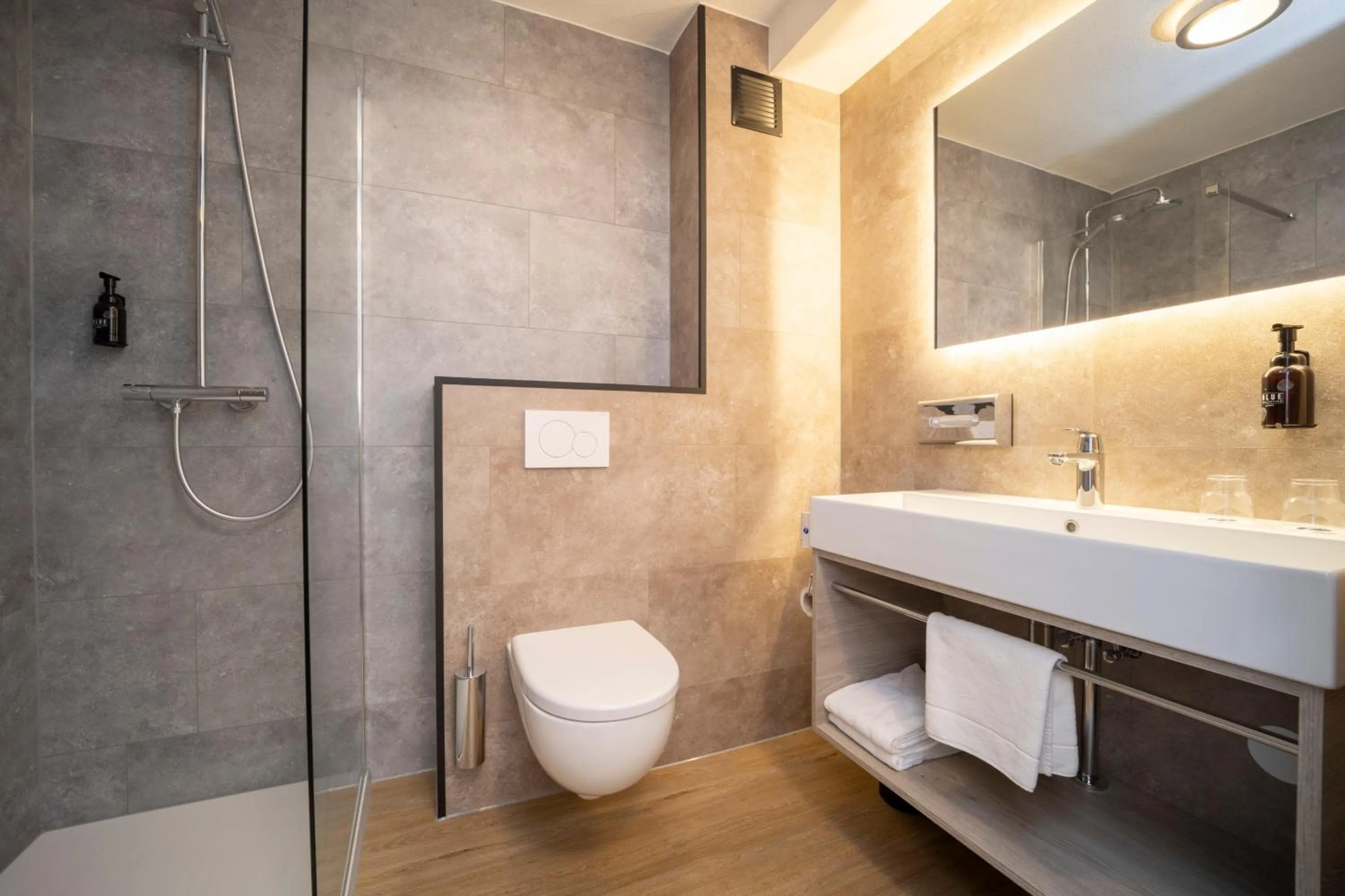 Bathroom in Fletcher Hotel-Restaurant Langewold