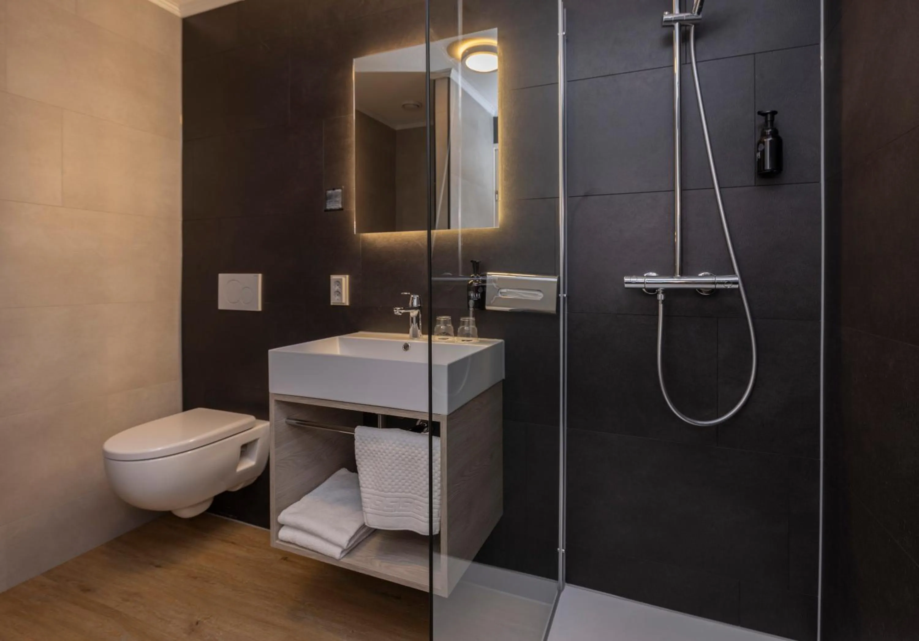 Shower in Fletcher Hotel-Restaurant Langewold