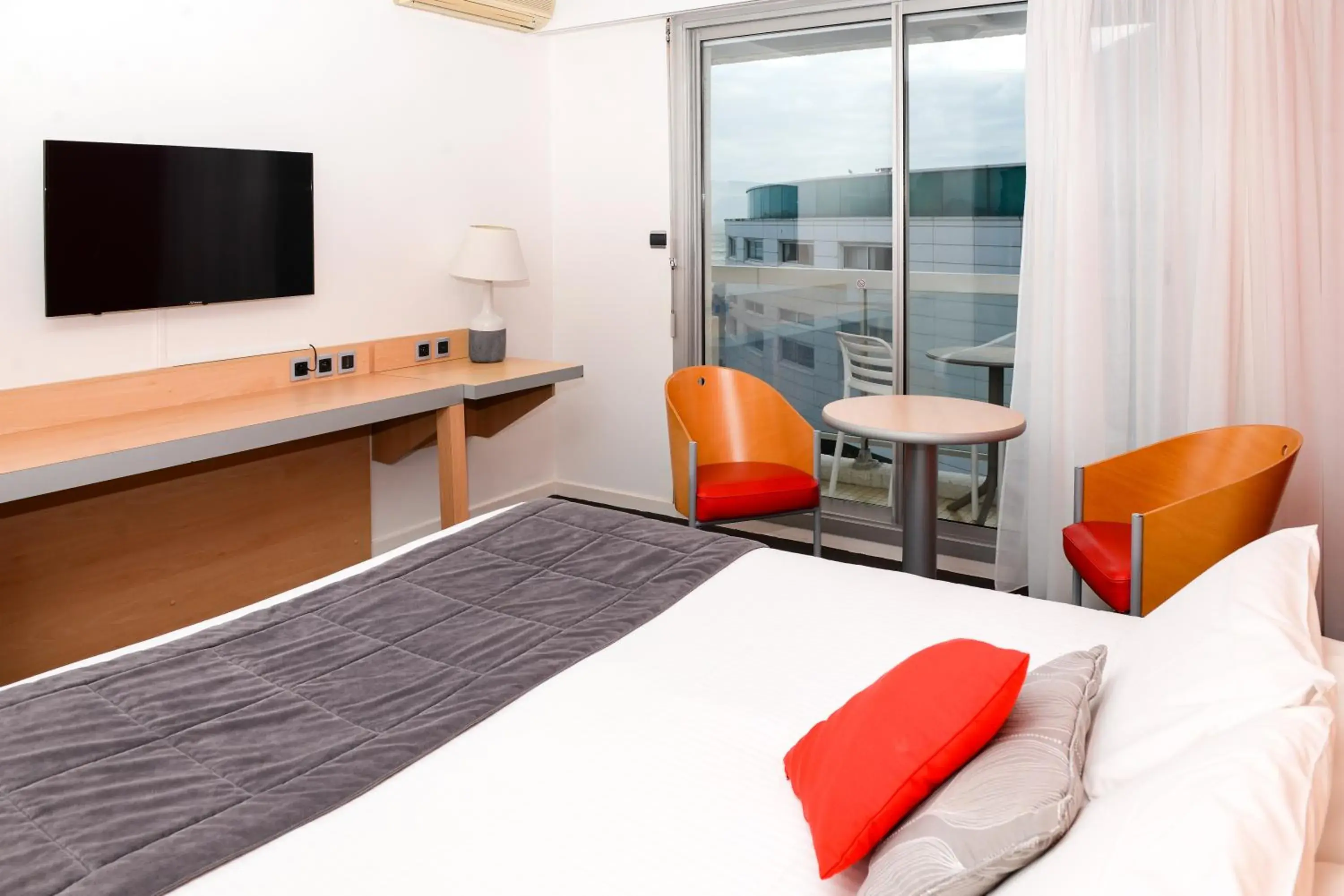 Seating area, Bed in Kyriad Prestige Les Sables d'Olonne - Plage - Centre des Congrès Seating area, Bed in Kyriad Prestige Les Sables d'Olonne - Plage - Centre des Congrès