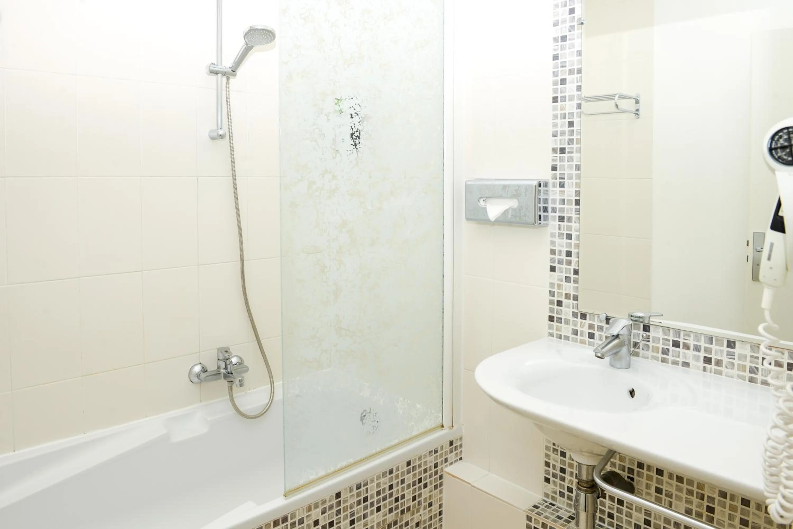 Bathroom in Kyriad Prestige Les Sables d'Olonne - Plage - Centre des Congrès