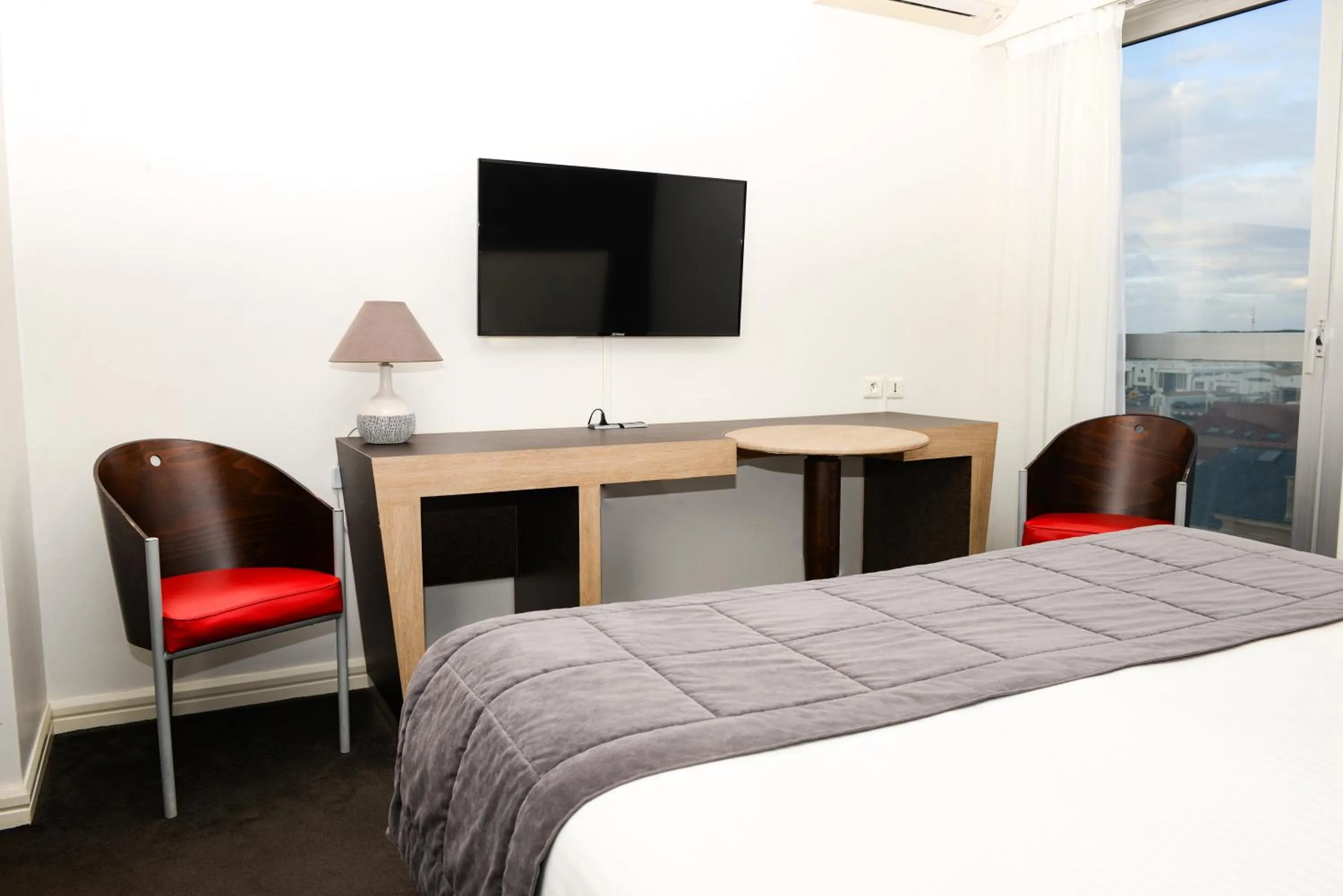 Photo of the whole room, Bed in Kyriad Prestige Les Sables d'Olonne - Plage - Centre des Congrès
