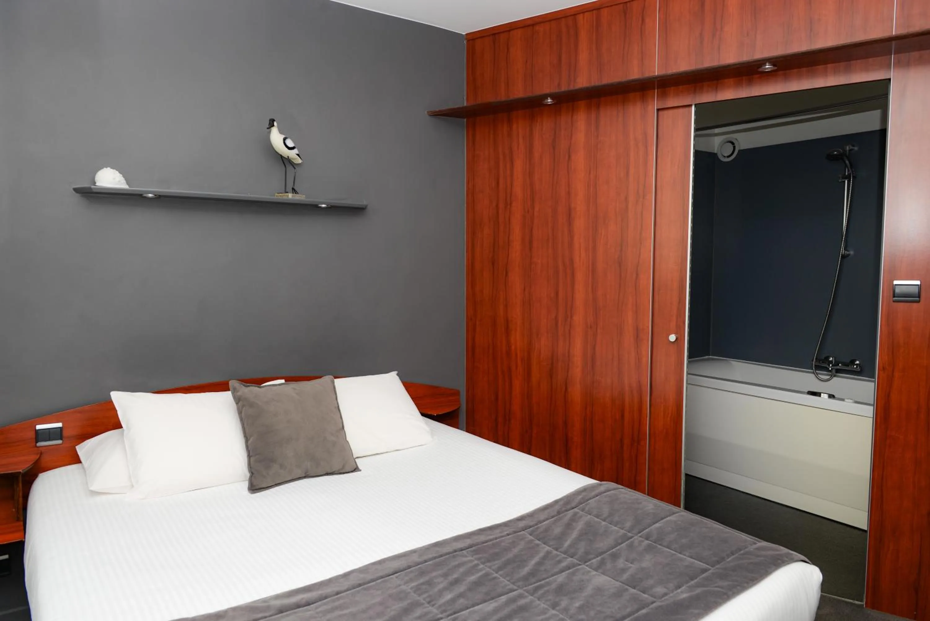 Bedroom, Bed in Kyriad Prestige Les Sables d'Olonne - Plage - Centre des Congrès