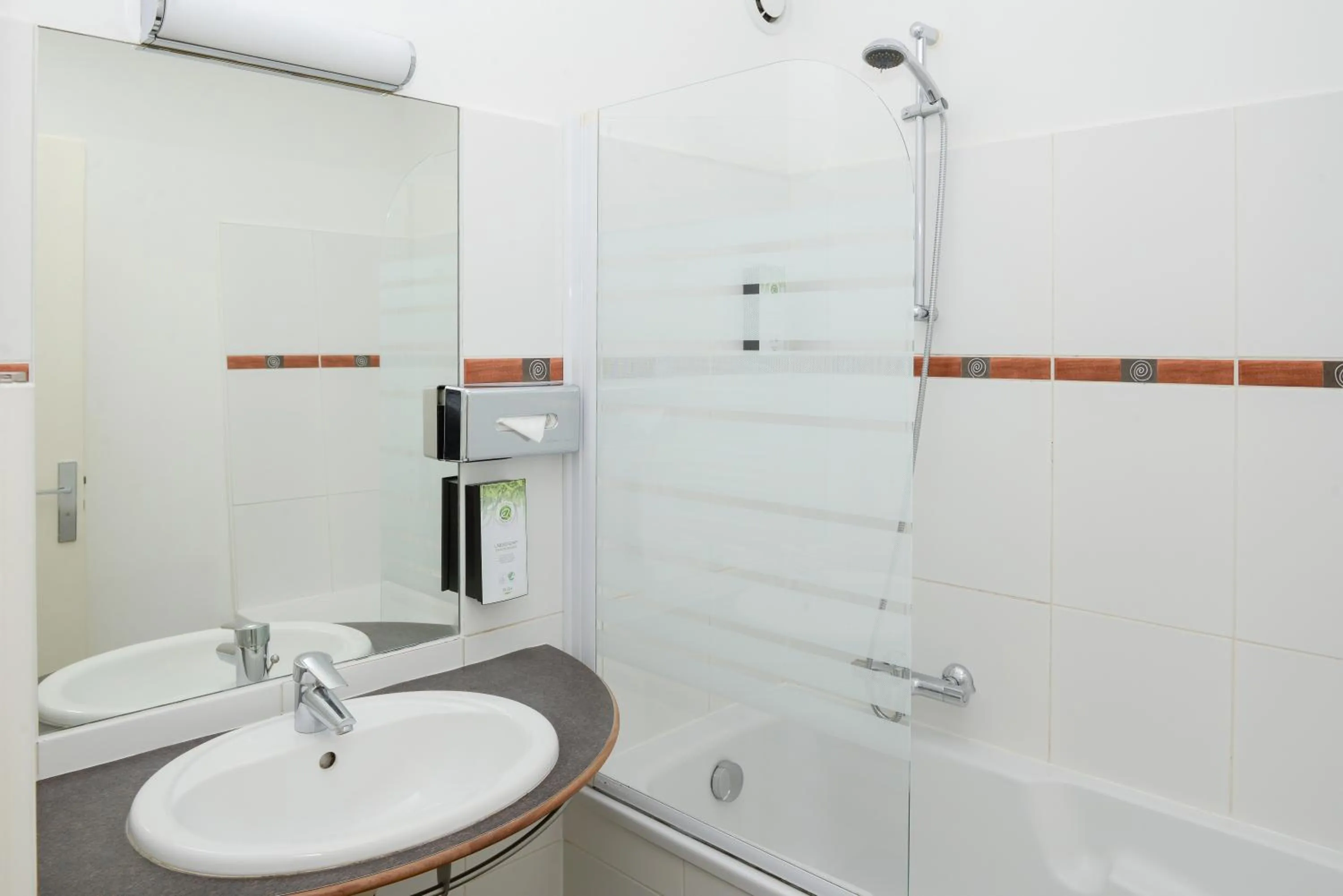 Bathroom in Kyriad Prestige Les Sables d'Olonne - Plage - Centre des Congrès