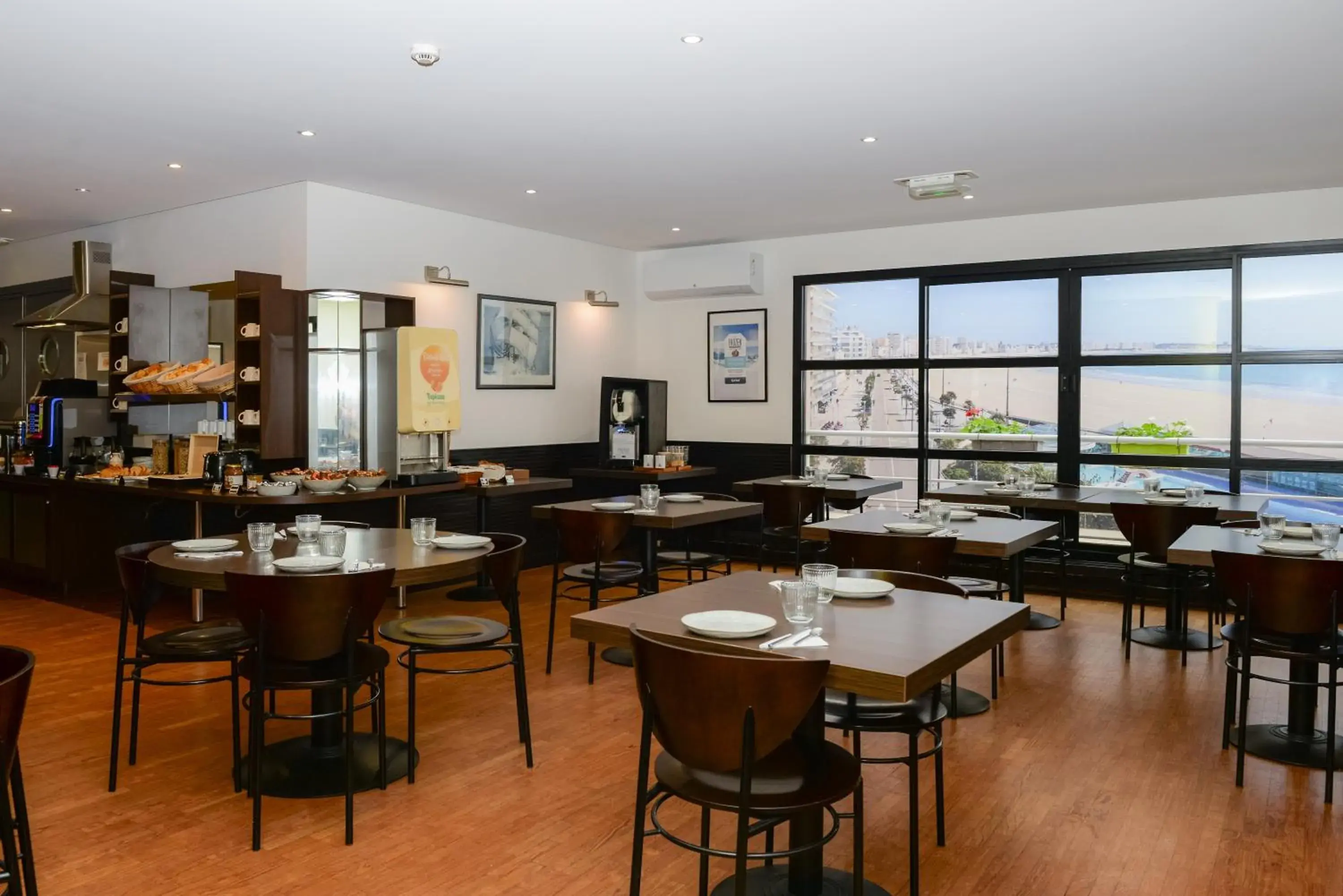 Buffet breakfast in Kyriad Prestige Les Sables d'Olonne - Plage - Centre des Congrès Buffet breakfast in Kyriad Prestige Les Sables d'Olonne - Plage - Centre des Congrès