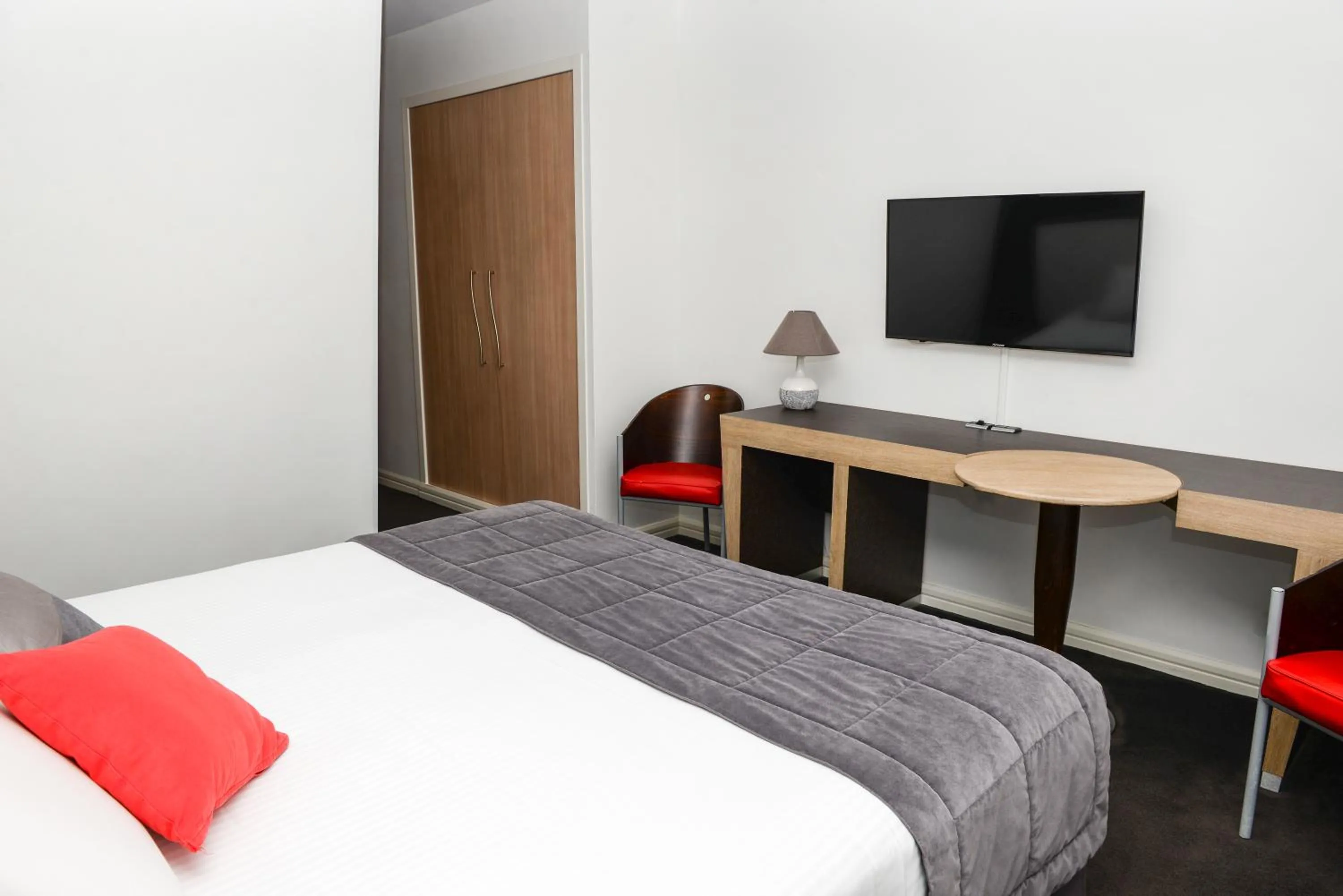 Bedroom, Bed in Kyriad Prestige Les Sables d'Olonne - Plage - Centre des Congrès